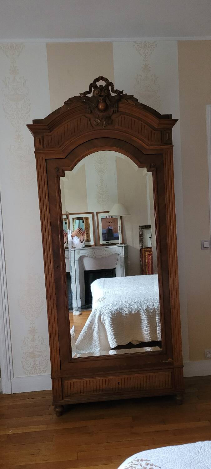Mirror cabinet