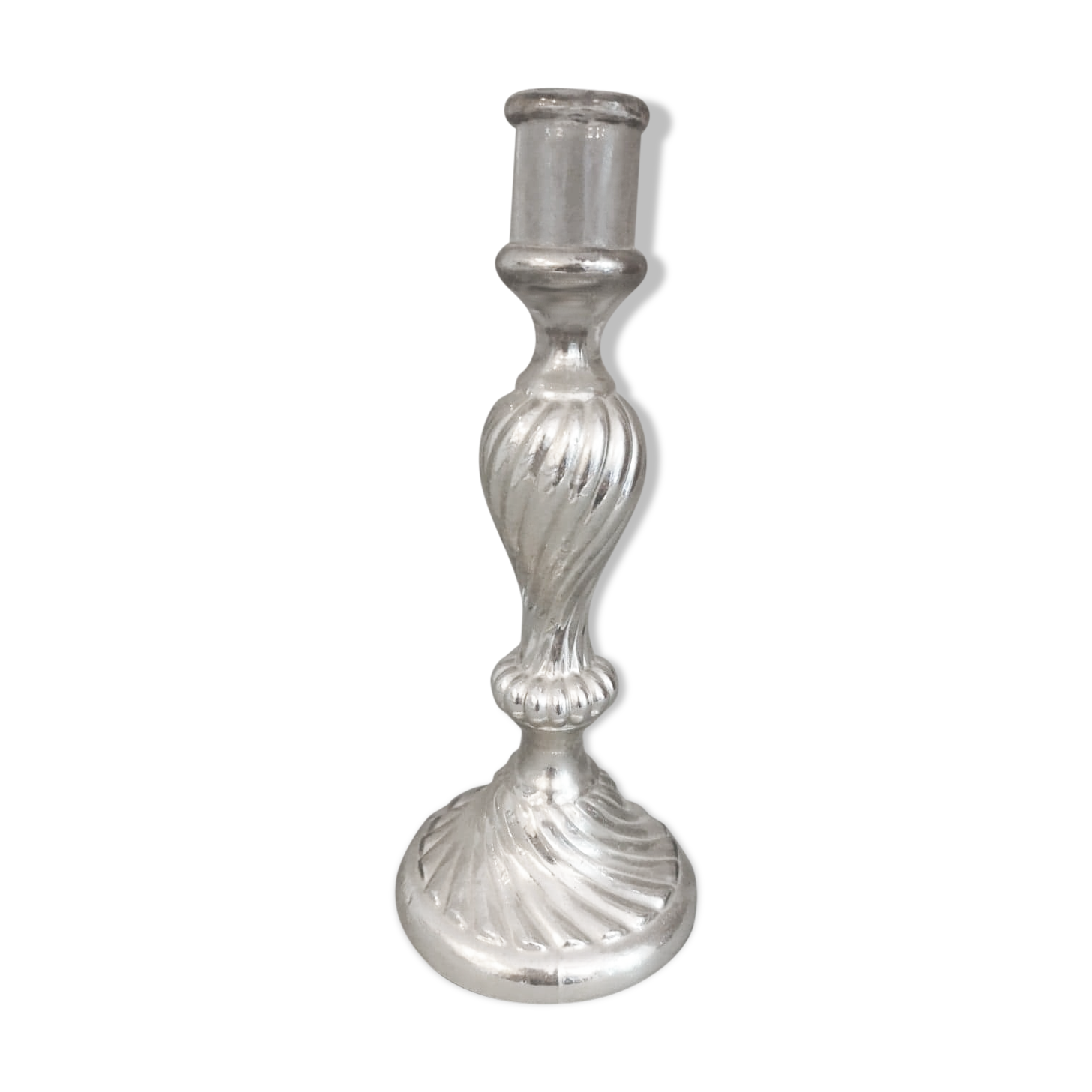 Glare-defying glass candlestick