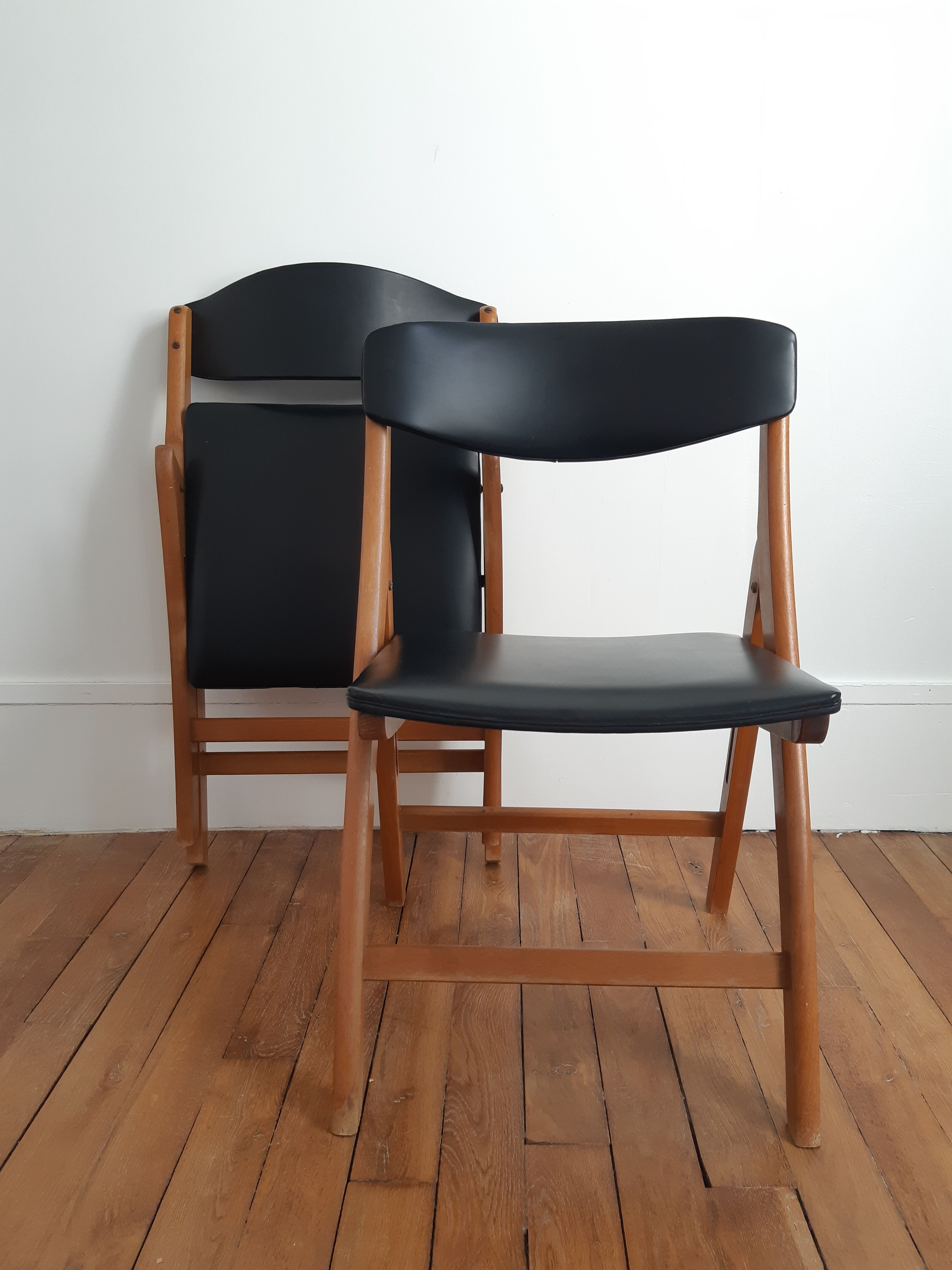 Set of 2 folding chairs in wood and skai