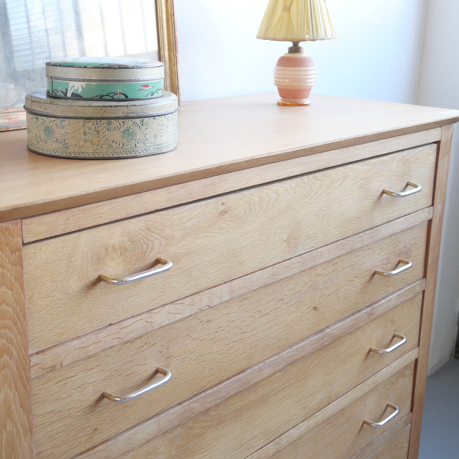 Oak chest of drawers