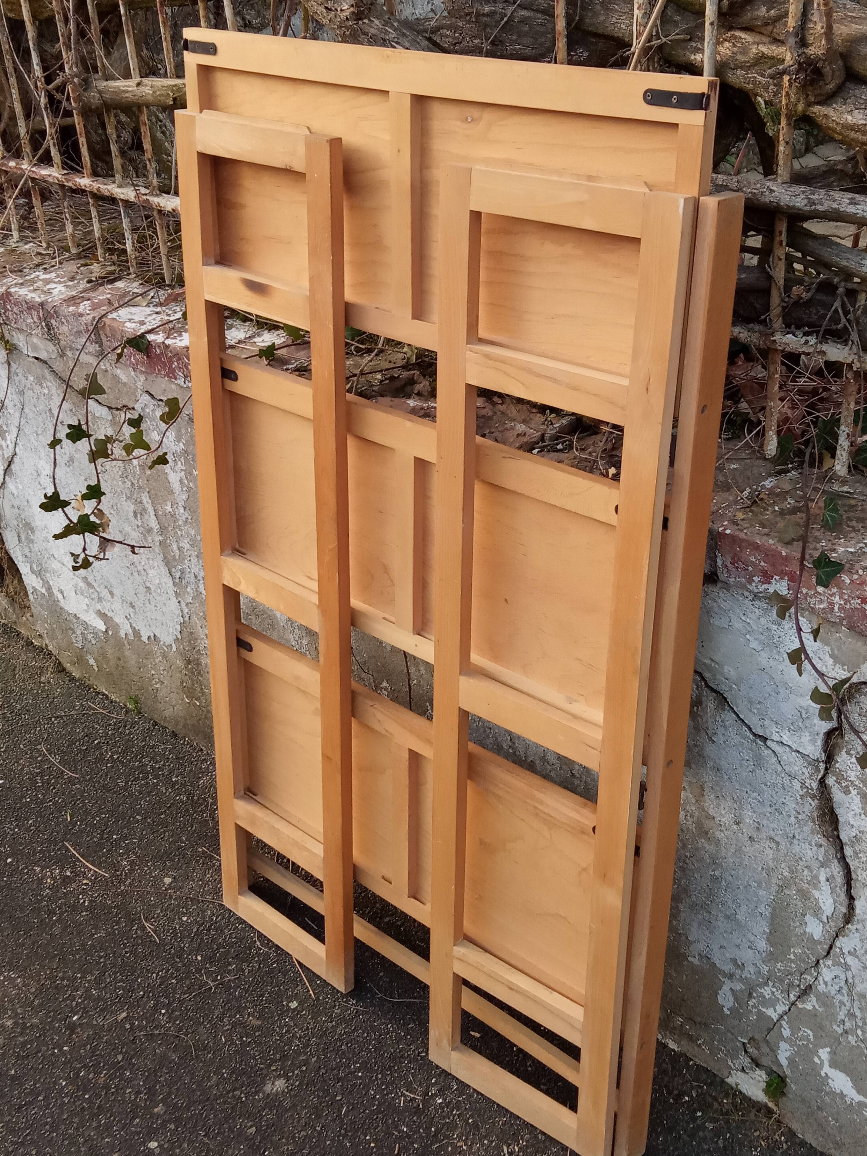 Folding bookseller's shelf