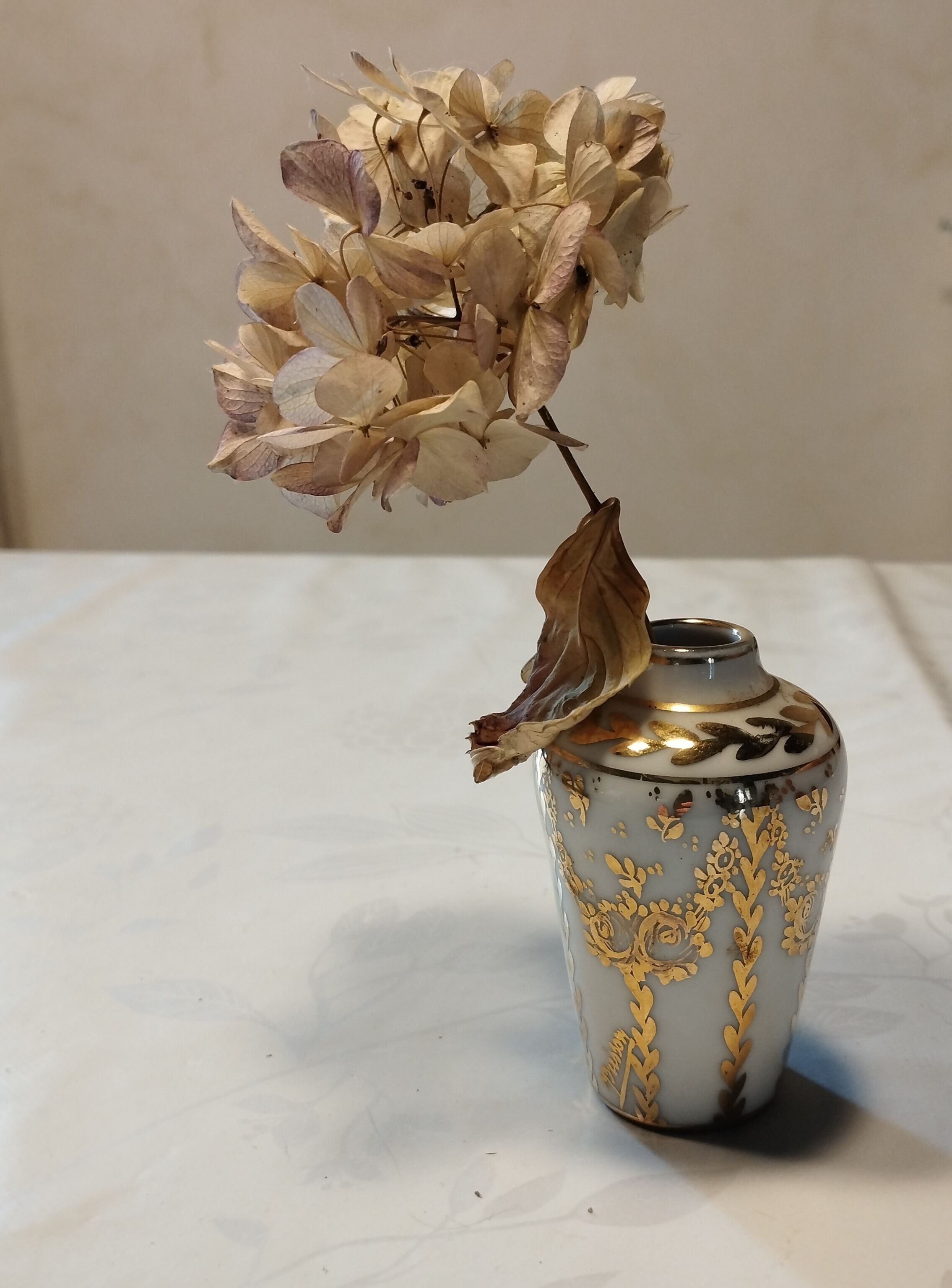 Soliflore vase in Limoges porcelain painted in gold by hand and signed