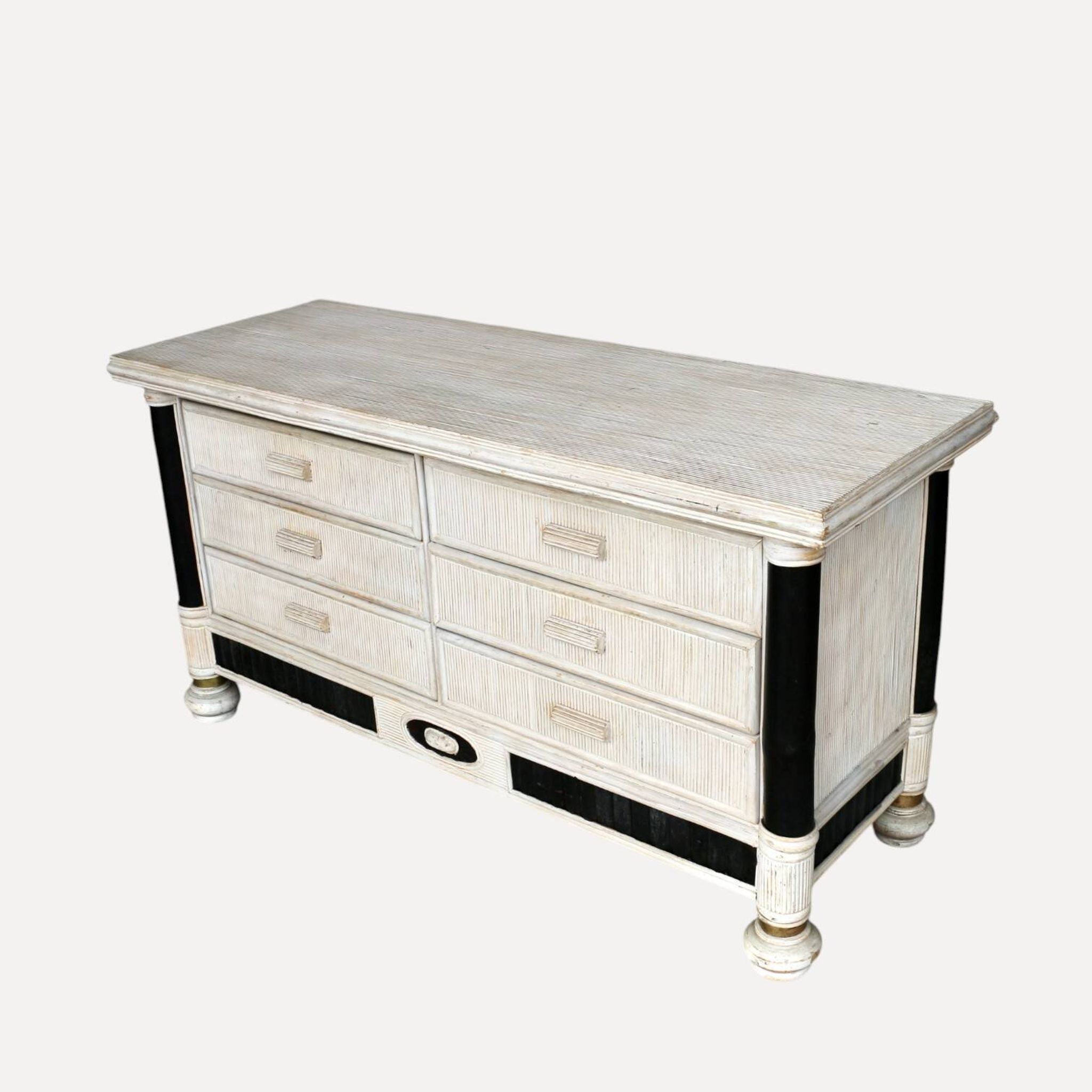 Une commode à 6 tiroirs, France, années 80.