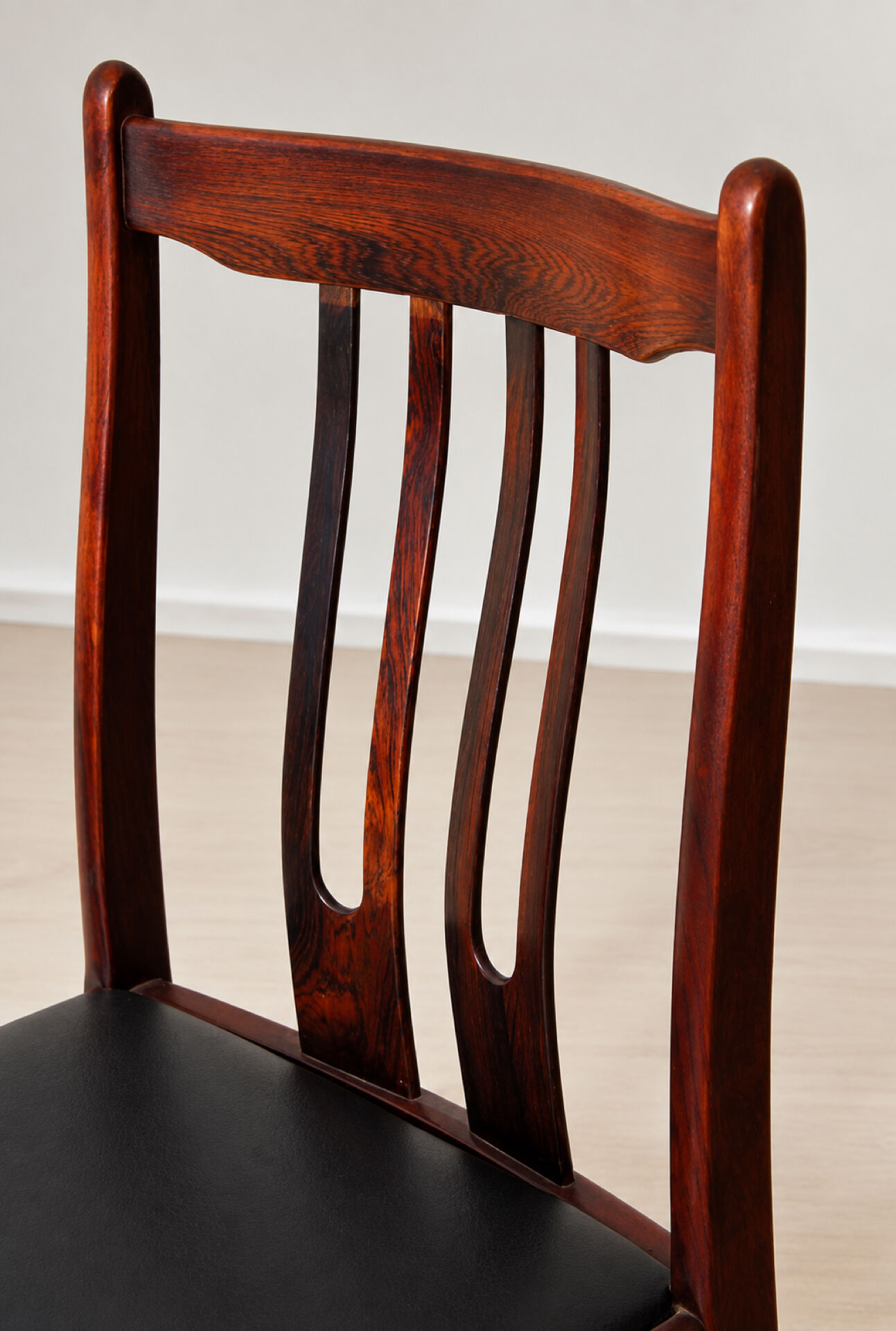 4 rosewood chairs from the 1960s in Scandinavian design.