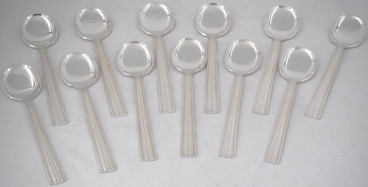 Christofle Mira, Ondulation, 12 spoons, silver-plated ice scoops, excellent condition.