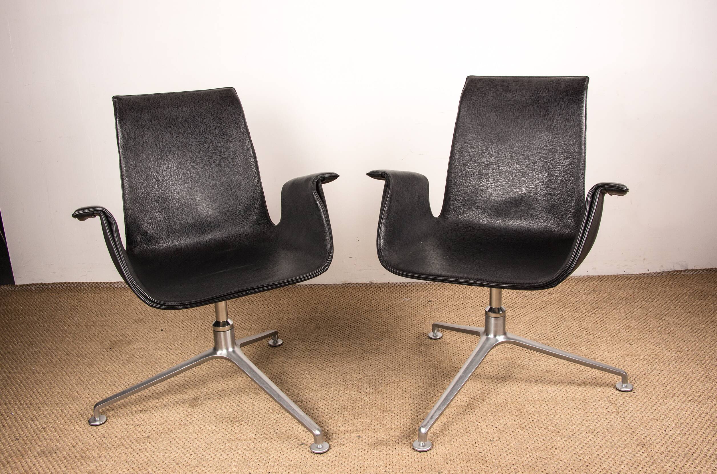 Pair of Danish armchairs in Black Leather and Chromed Steel, model FK 6725 Fabricius & Kastholm by Knoll