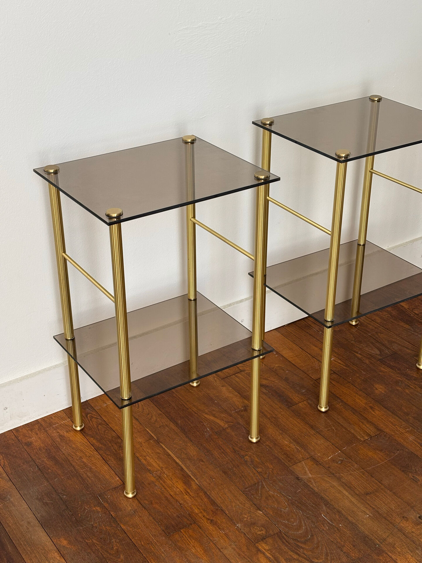 Tables d’appoint en verre et laiton