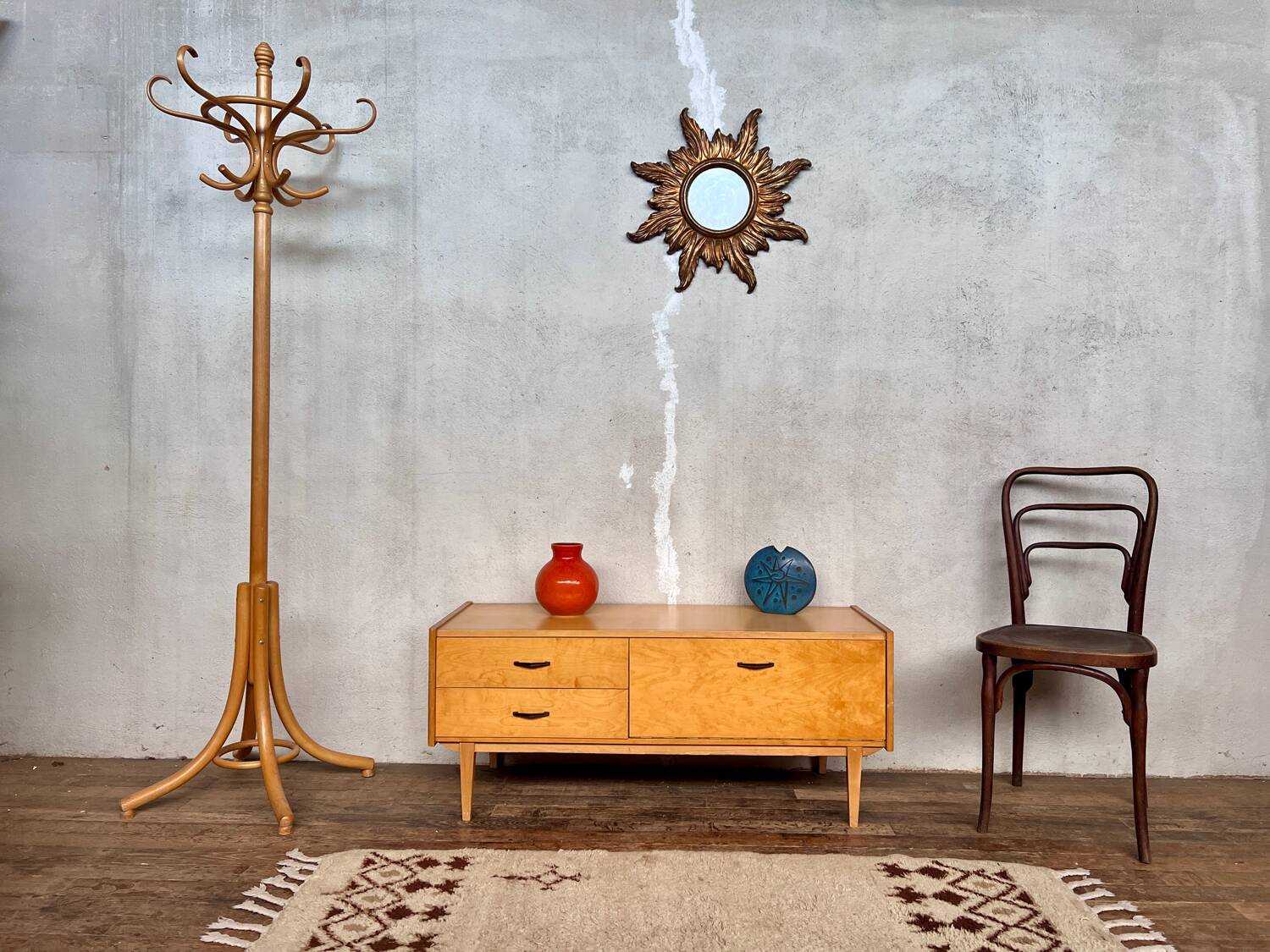 Vintage hi-fi TV cabinet with compass legs