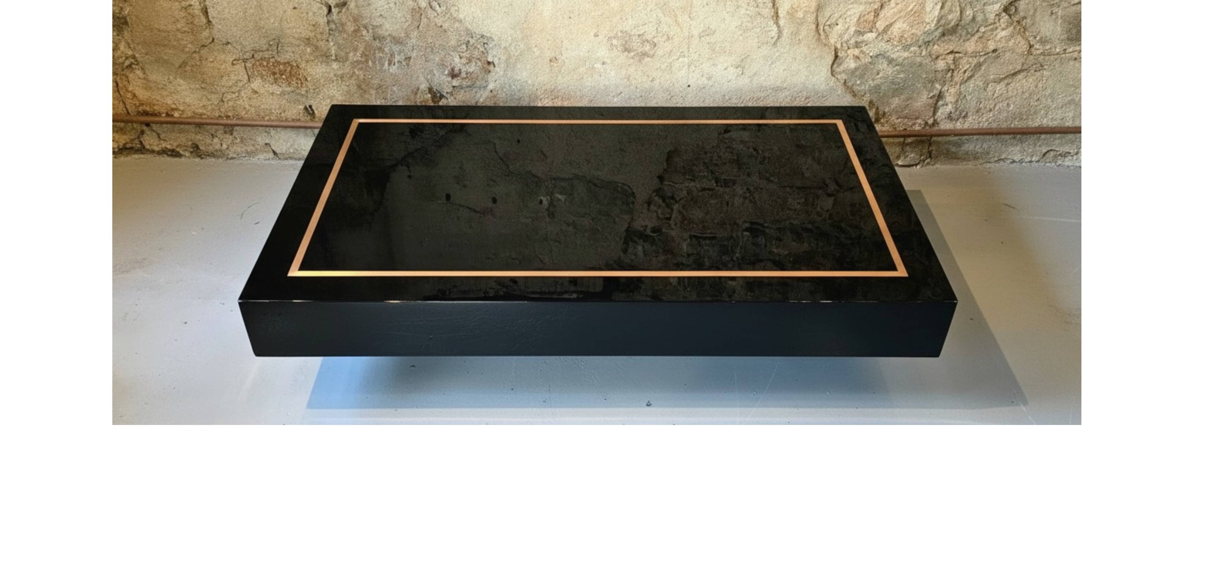 Jean-Claude Mahey, attributed to – Black lacquer and brass coffee table, Mais