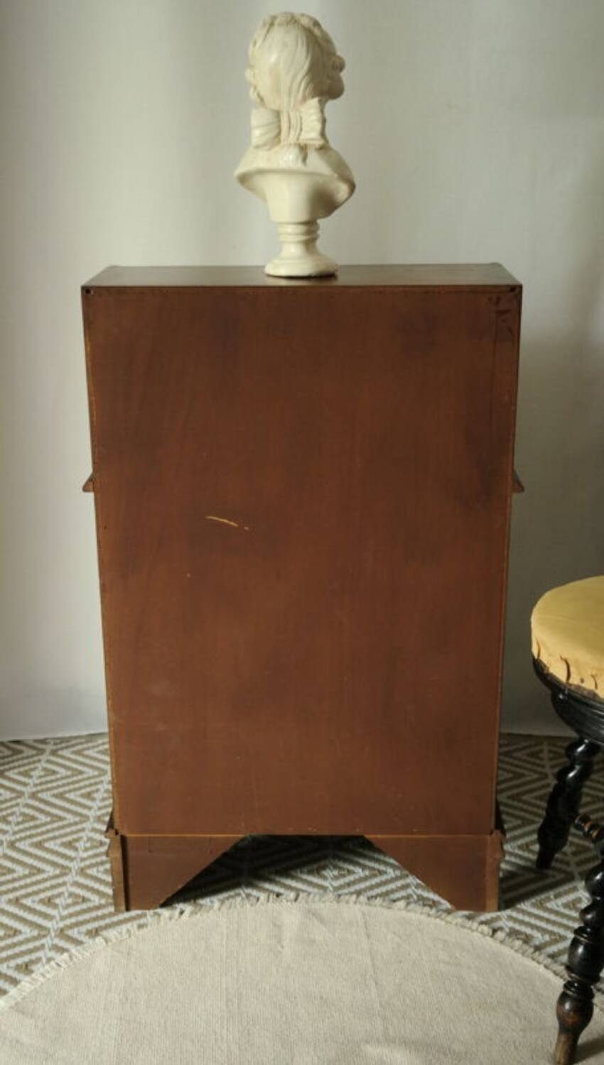 Sloped walnut secretary from the 20th century.