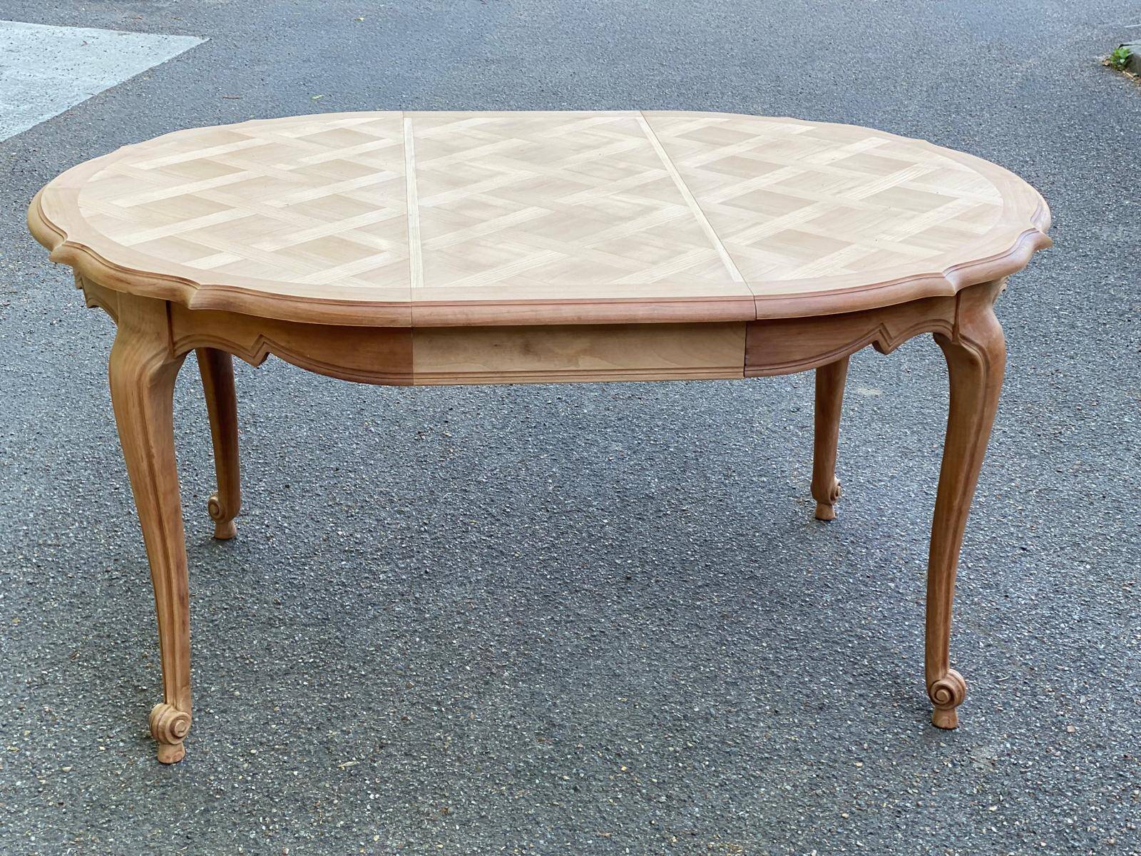 Extendable round Louis XV dining table, renovated in raw wood, 20th century, 200cm