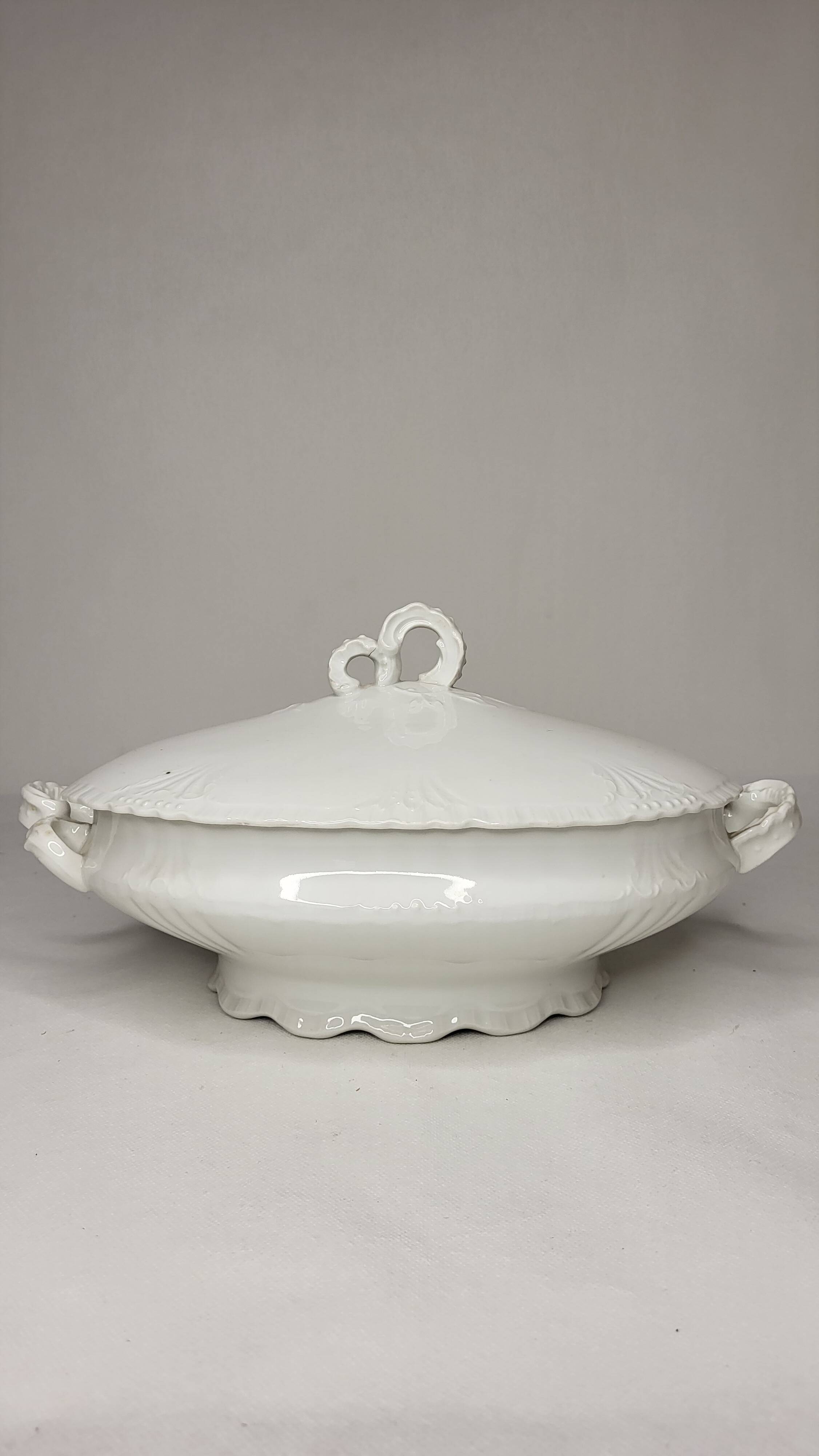 19th century Limoges porcelain tureen / vegetable dish