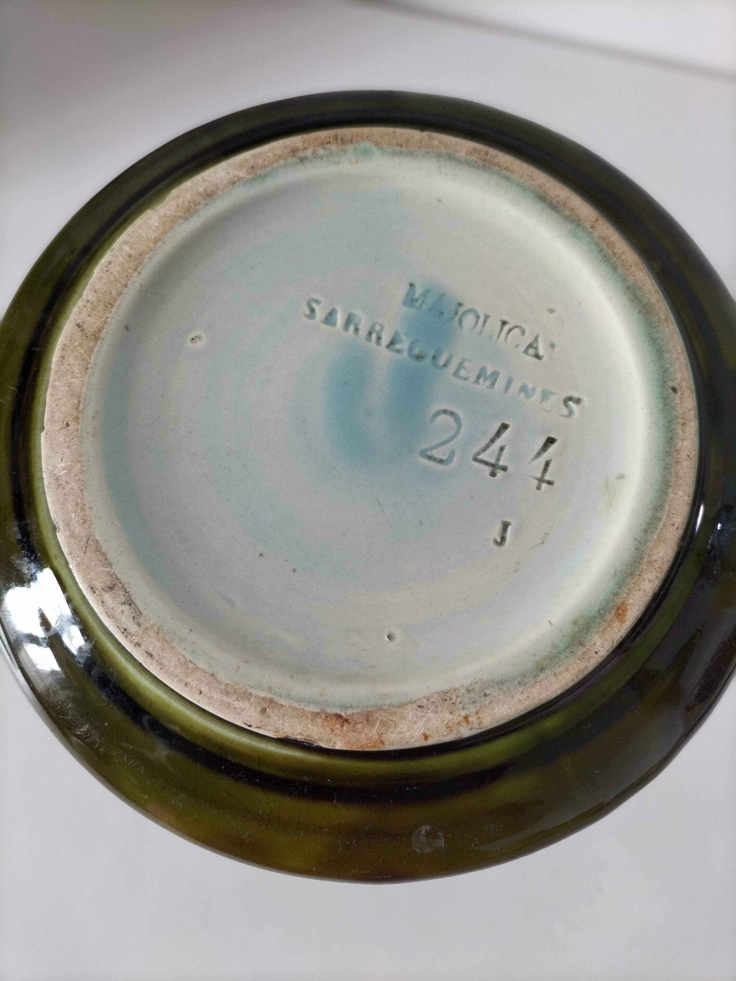 Old Sarreguemines cache-pot in Majolica style with relief decoration.