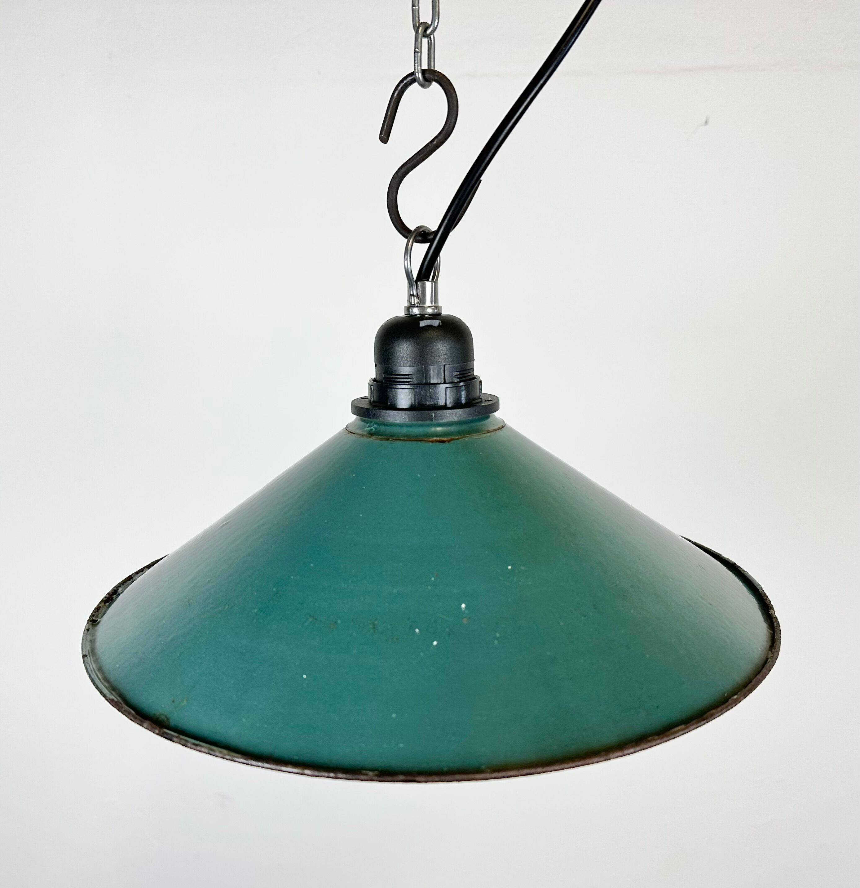 Suspension industrielle en émail vert d’usine, années 1960