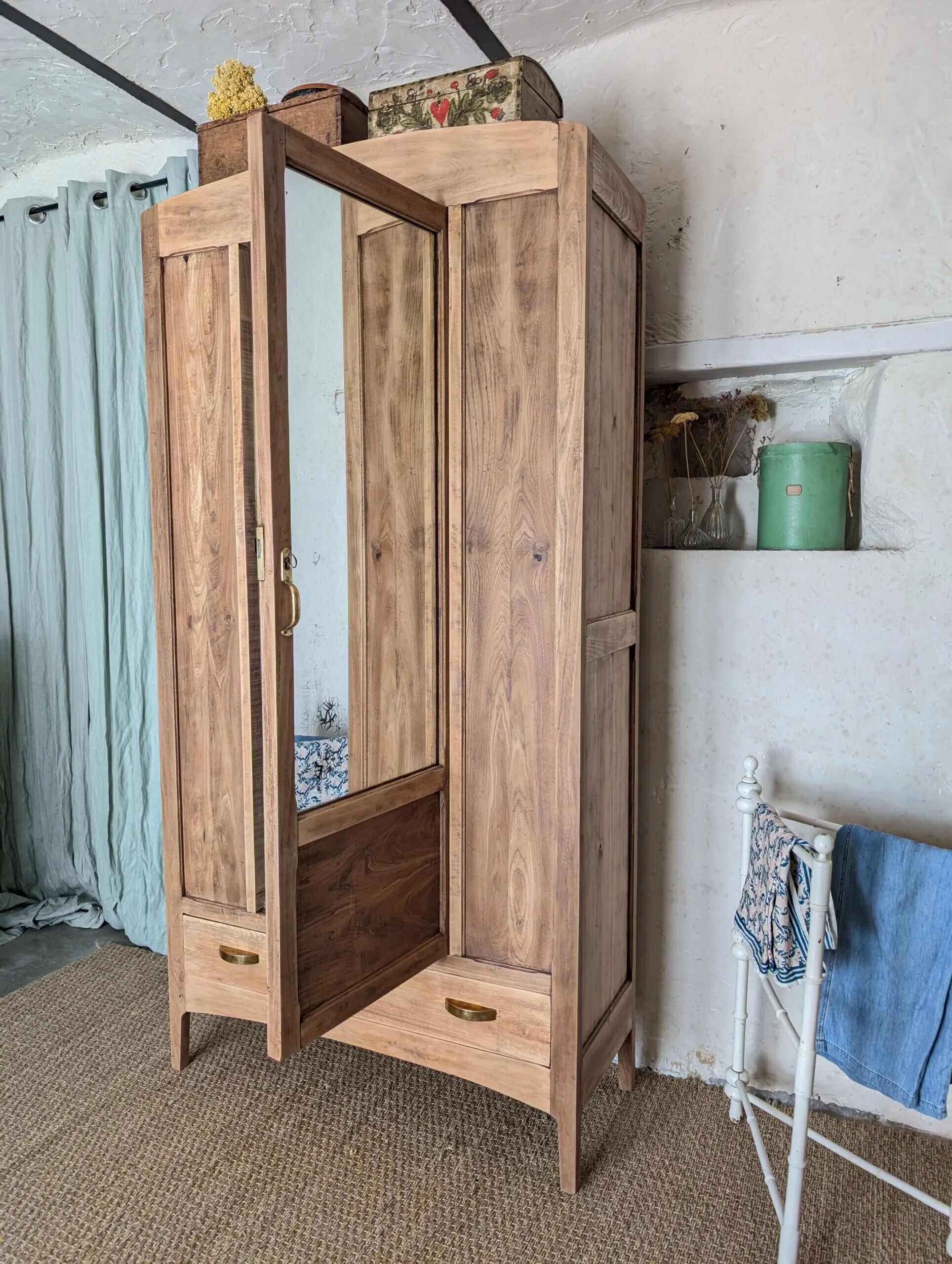 Bonnetière parisienne ancienne avec miroir en bois brut restauré