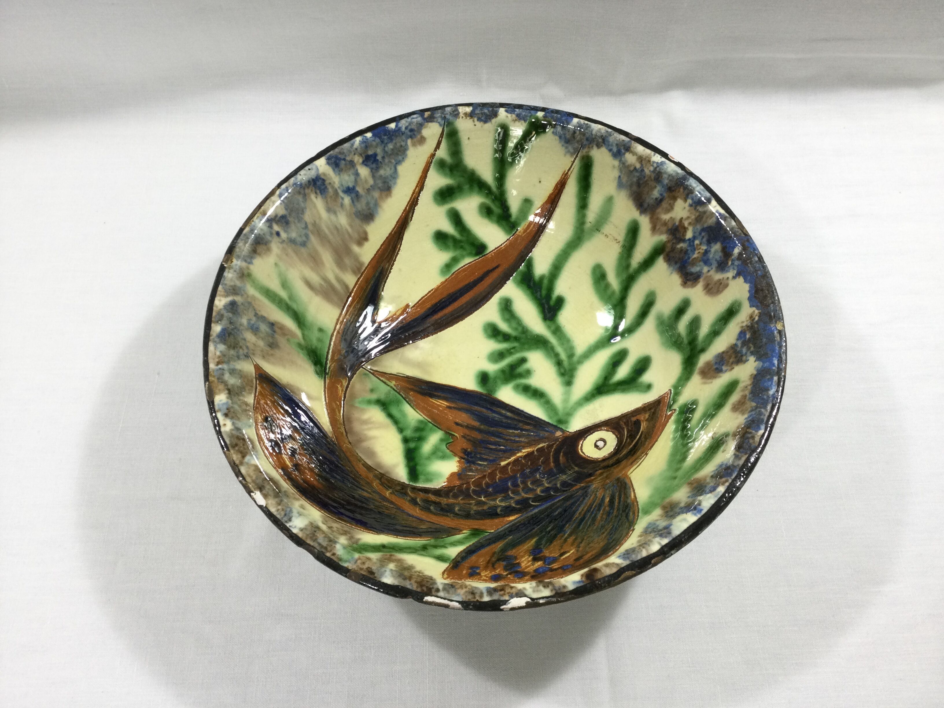 Earthenware bowl with fish decoration