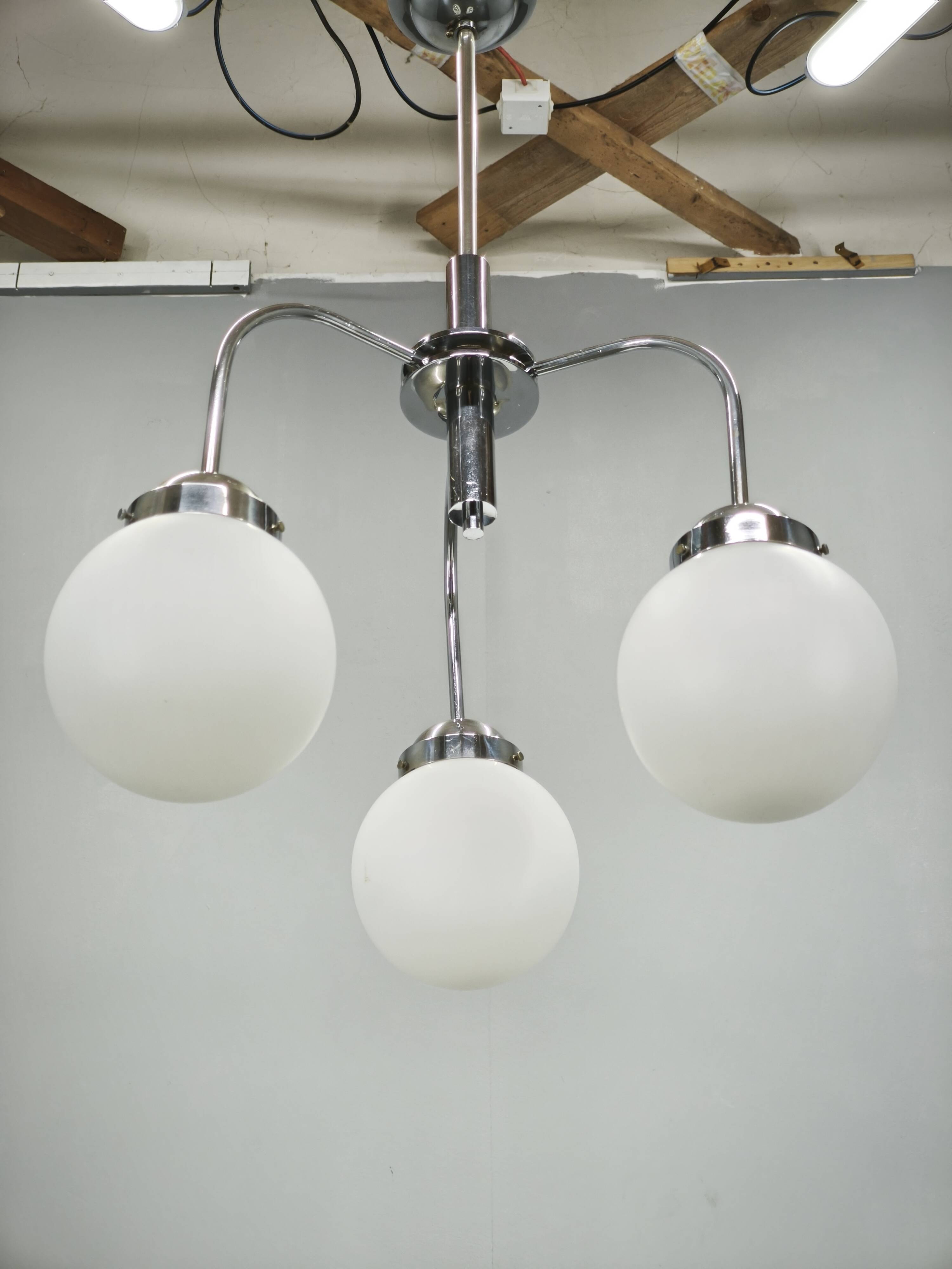 Lustre Bauhaus tchèque en verre opalin, années 1940