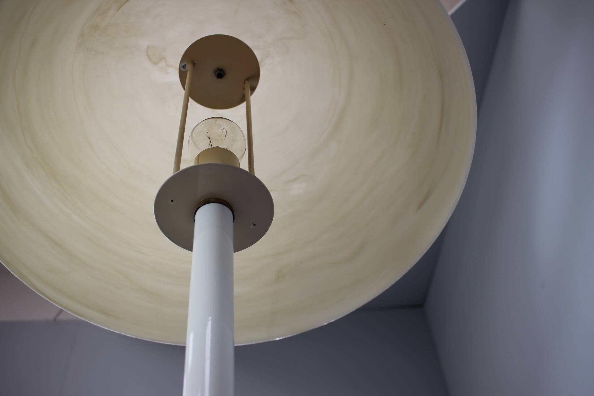 Lampadaire en métal et plastique blanc, Allemagne 1970