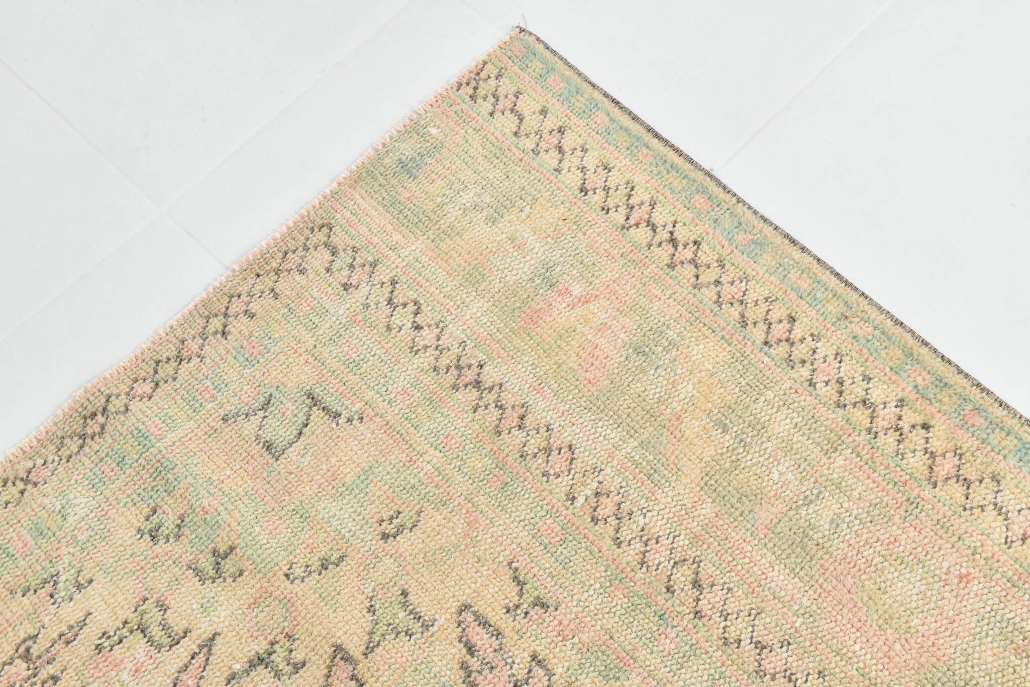 Tapis d’Anatolie ancien tons pastel rose poudré et vert, 231x330 Cm