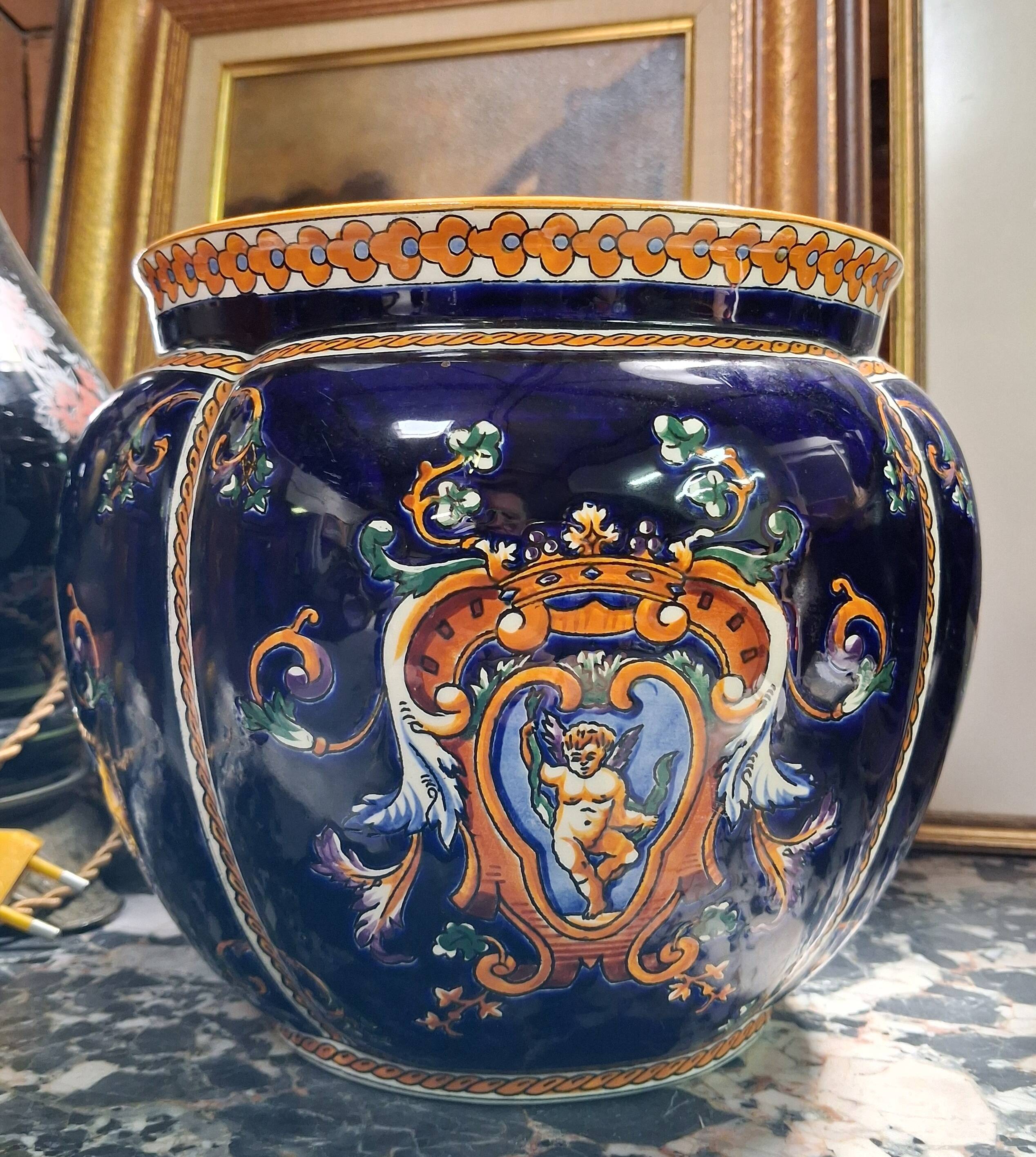Gien : Cache-pot en faïence émaillée à décor héraldique – style Renaissance