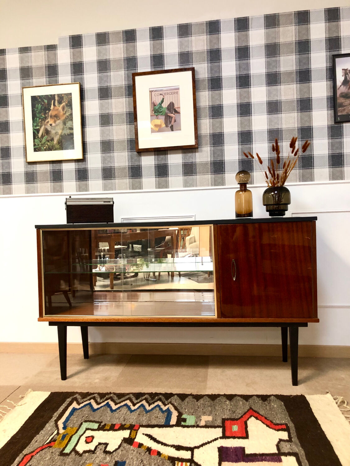 Vintage showcase row