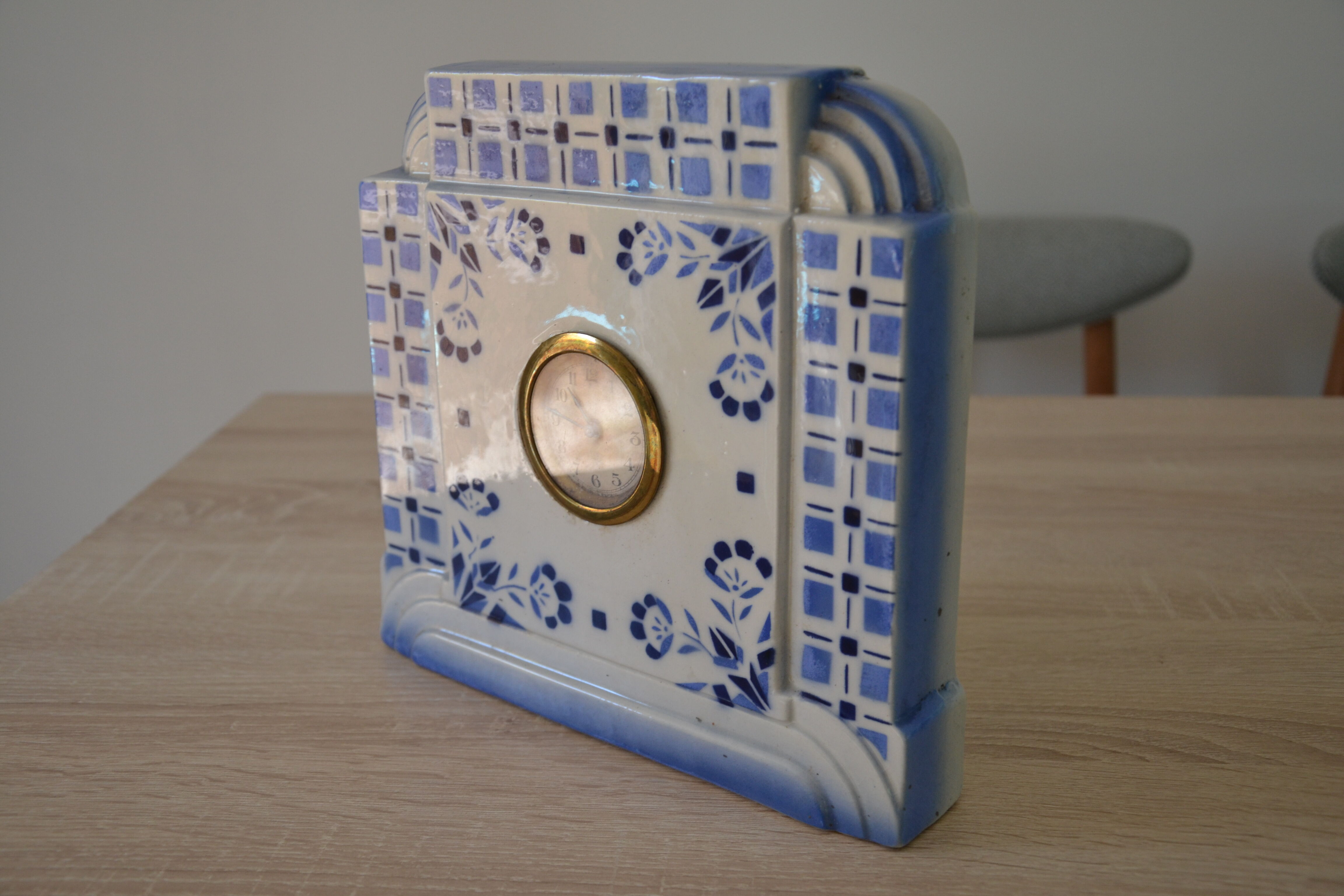 Blue ceramic table clock