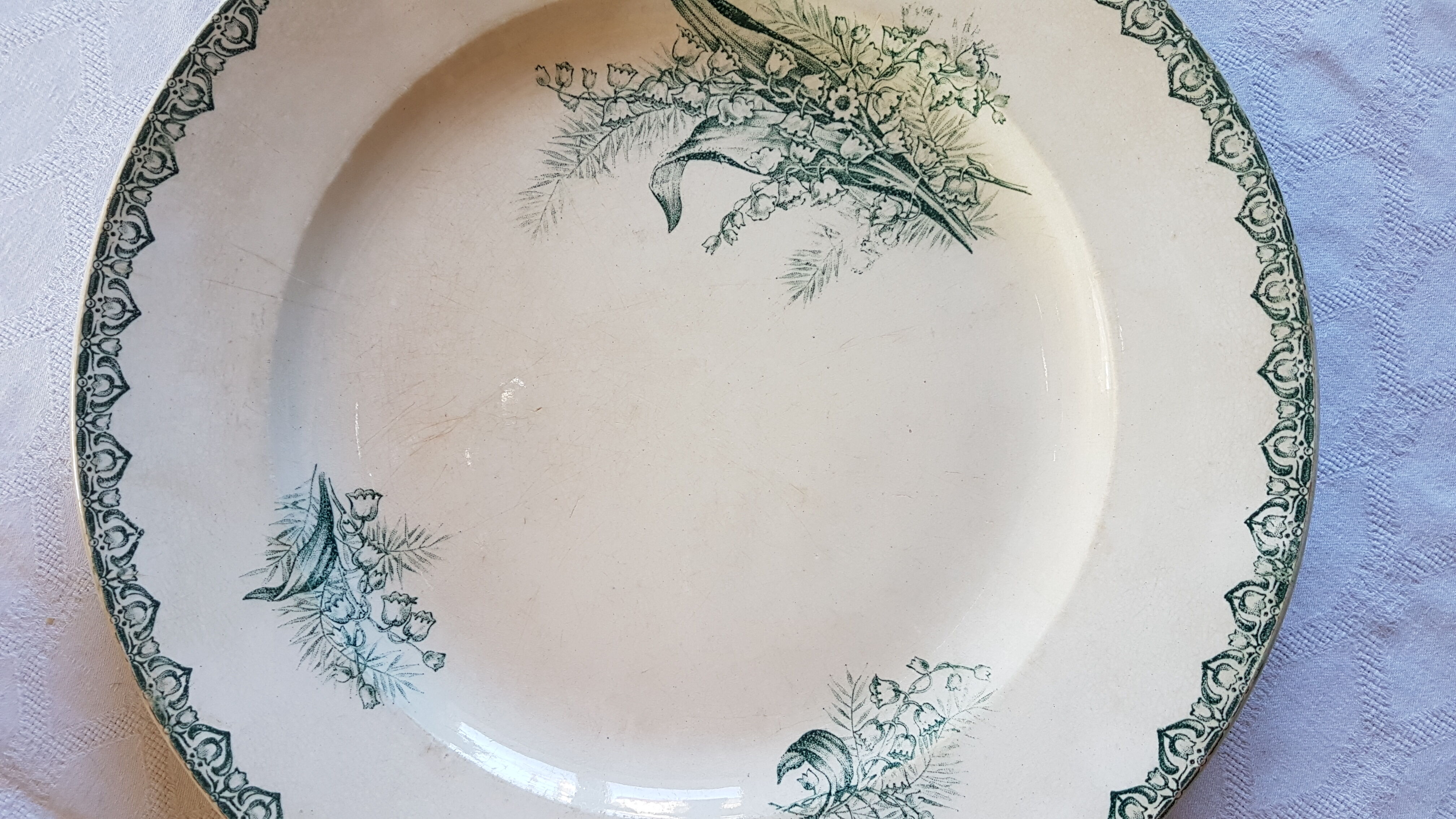 Saint Amand earthenware dish decorated with flowers