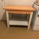 Table de cuisine vintage en bois orange et blanc avec tiroir et étagère basse