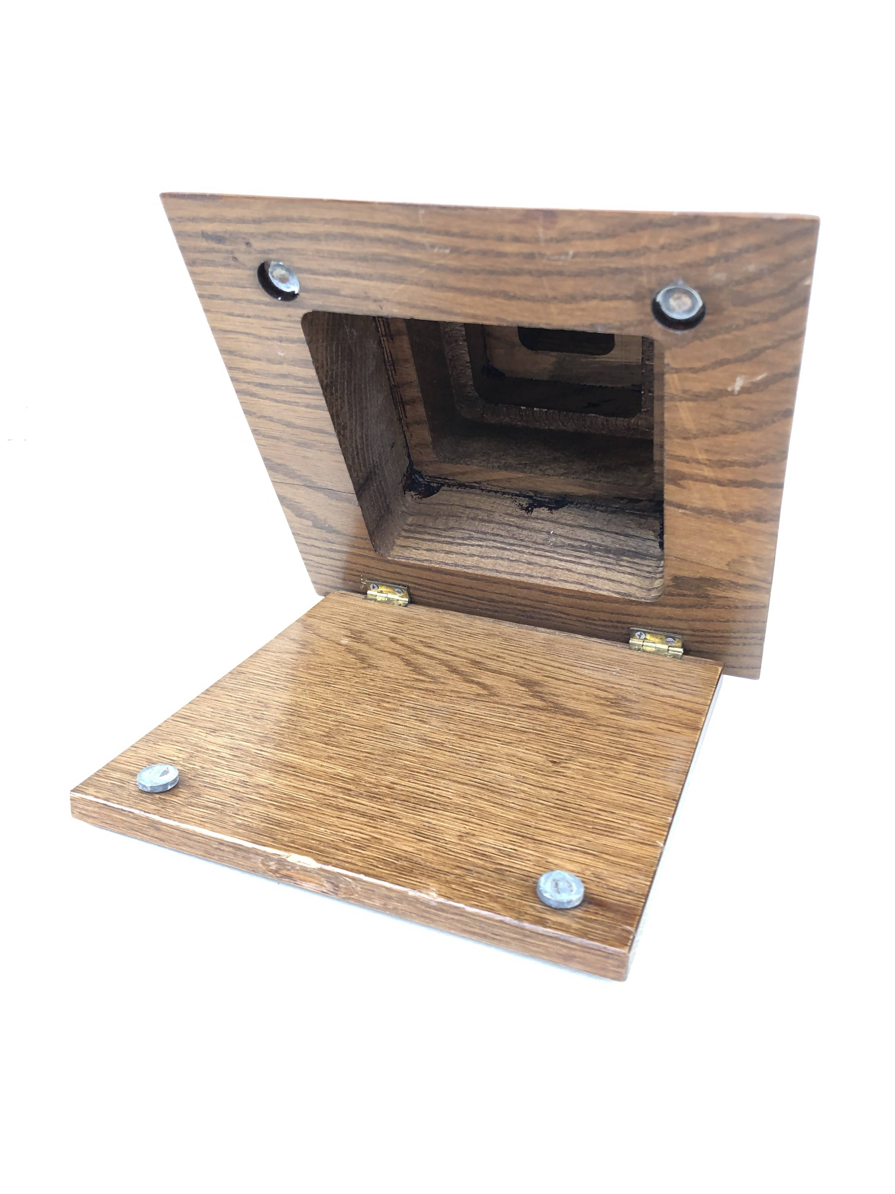 Boîte en bois en forme de pyramide