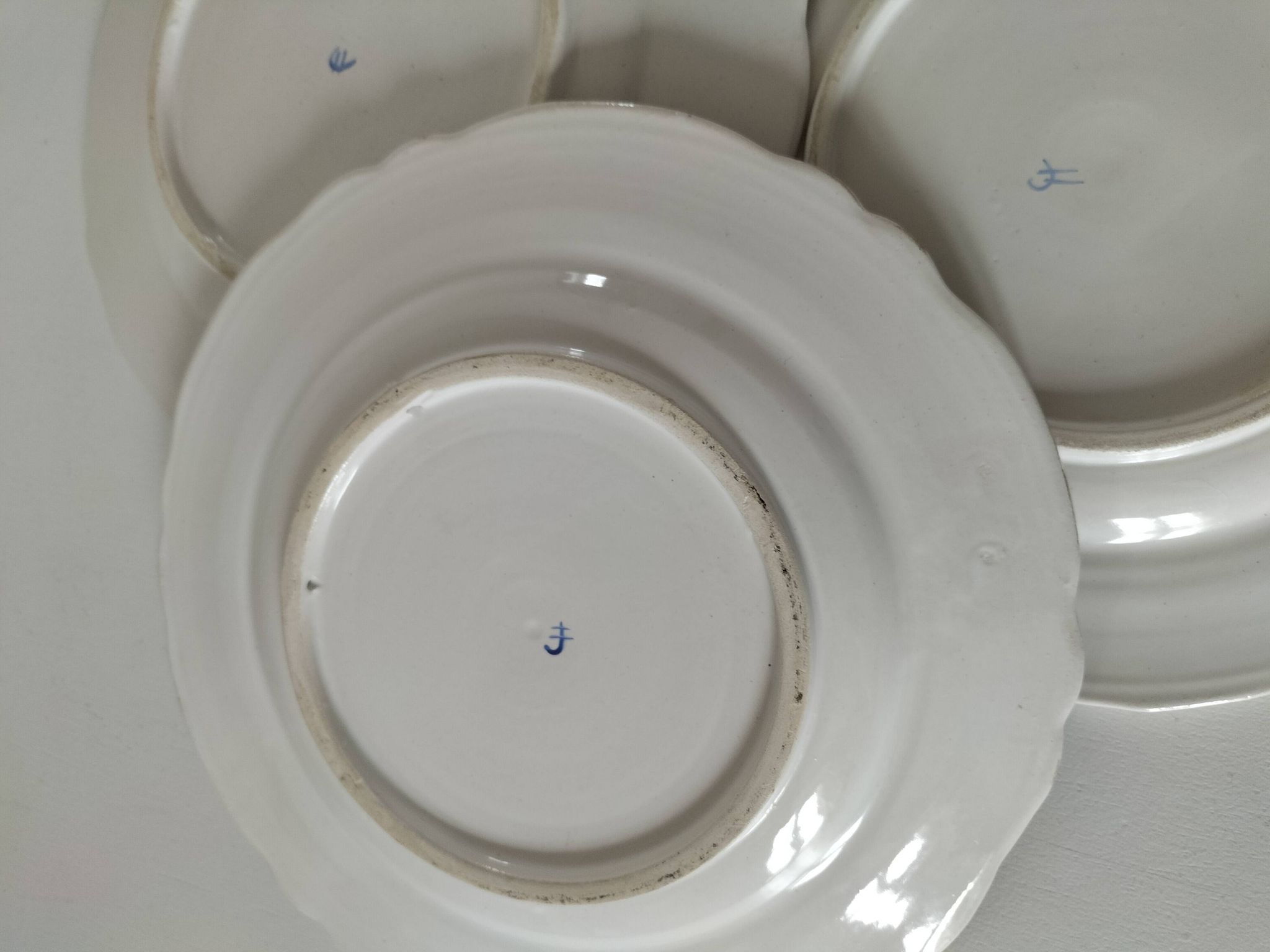 Trio d’assiettes anciennes peintes à la main
