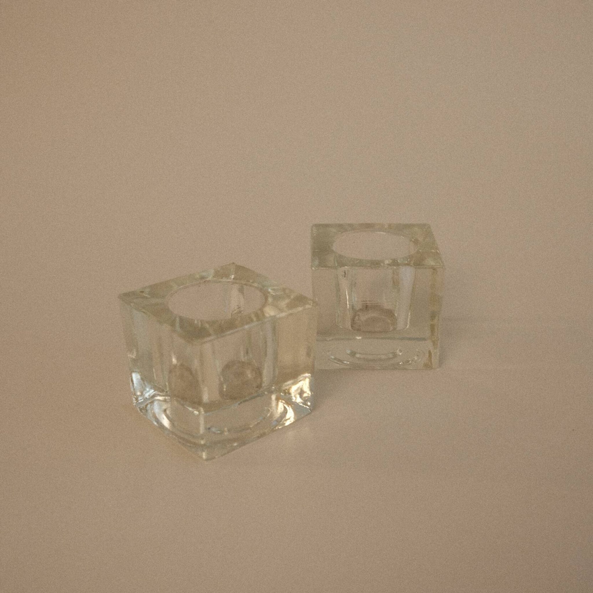 Paire de bougeoirs carrés en verre