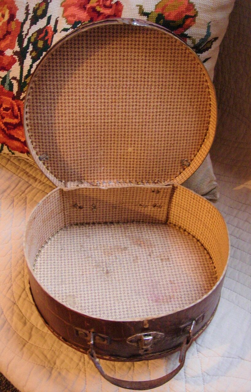 Round suitcase handle leather