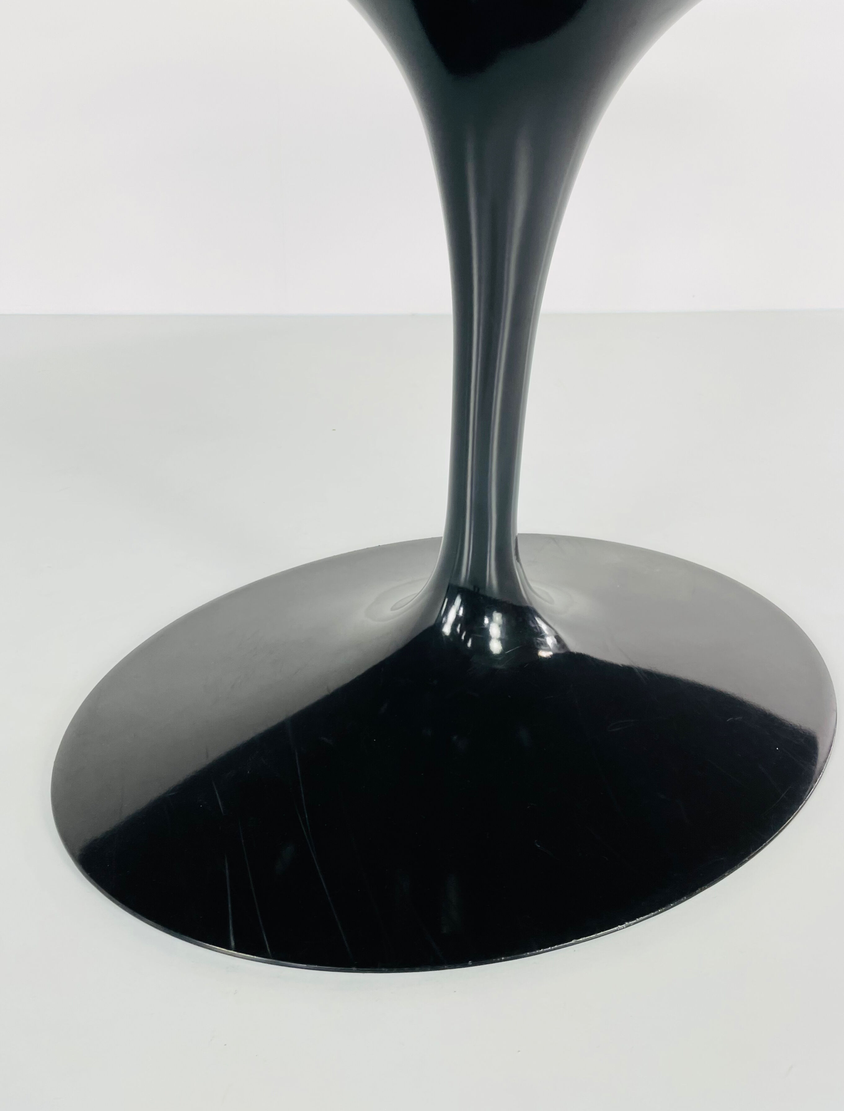 Saarinen dining table "Tulip" by Eero Saarinen for Knoll Studio, USA 1957