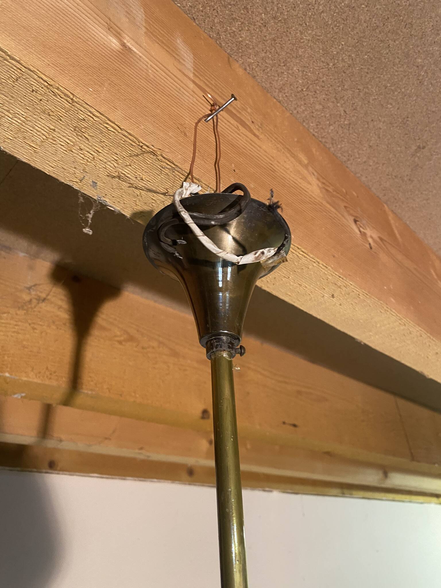 Vintage 8-light chandelier in brass and ribbed opaline glass