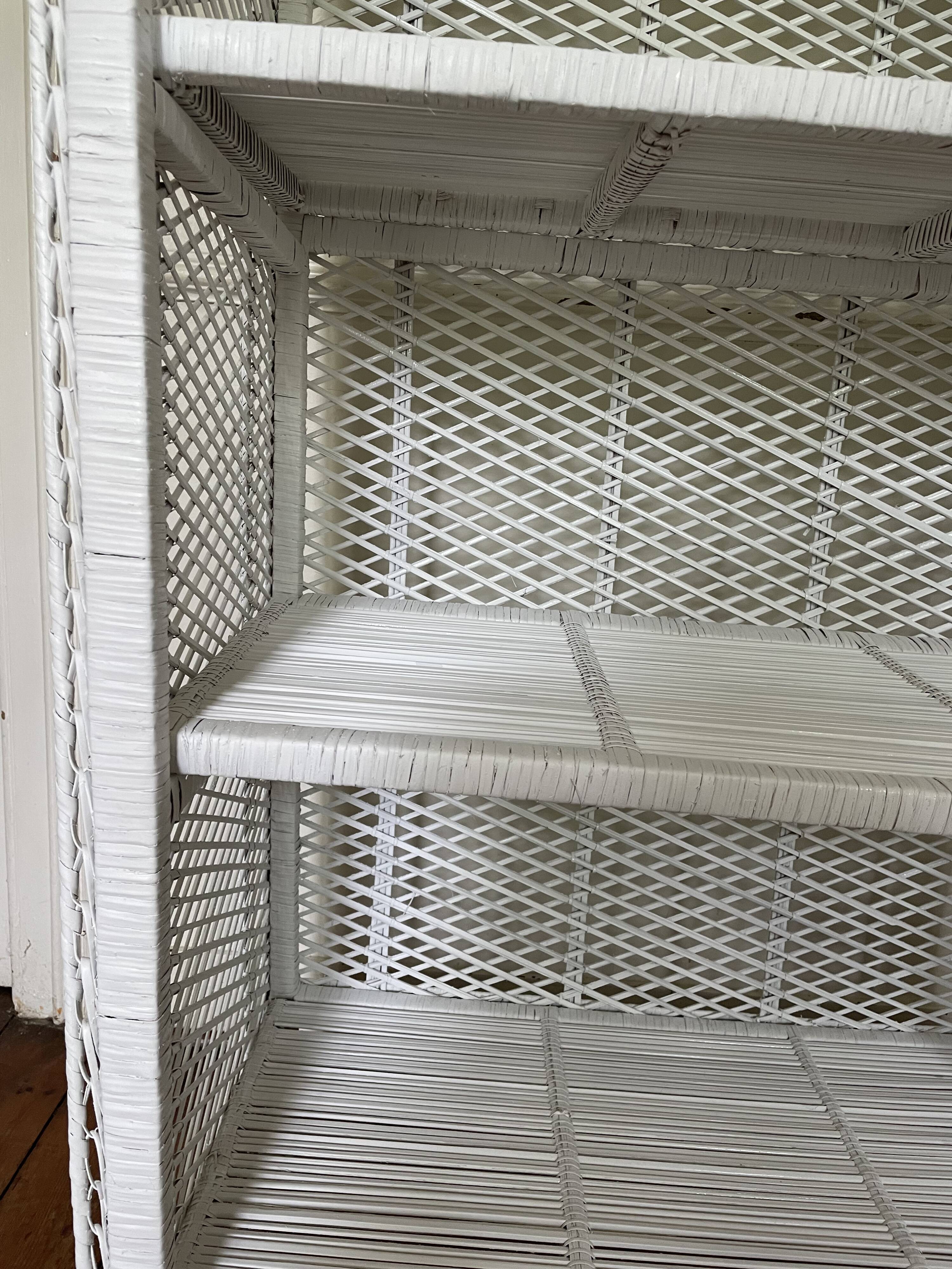 Etagère bibliothèque blanche en bambou et rotin