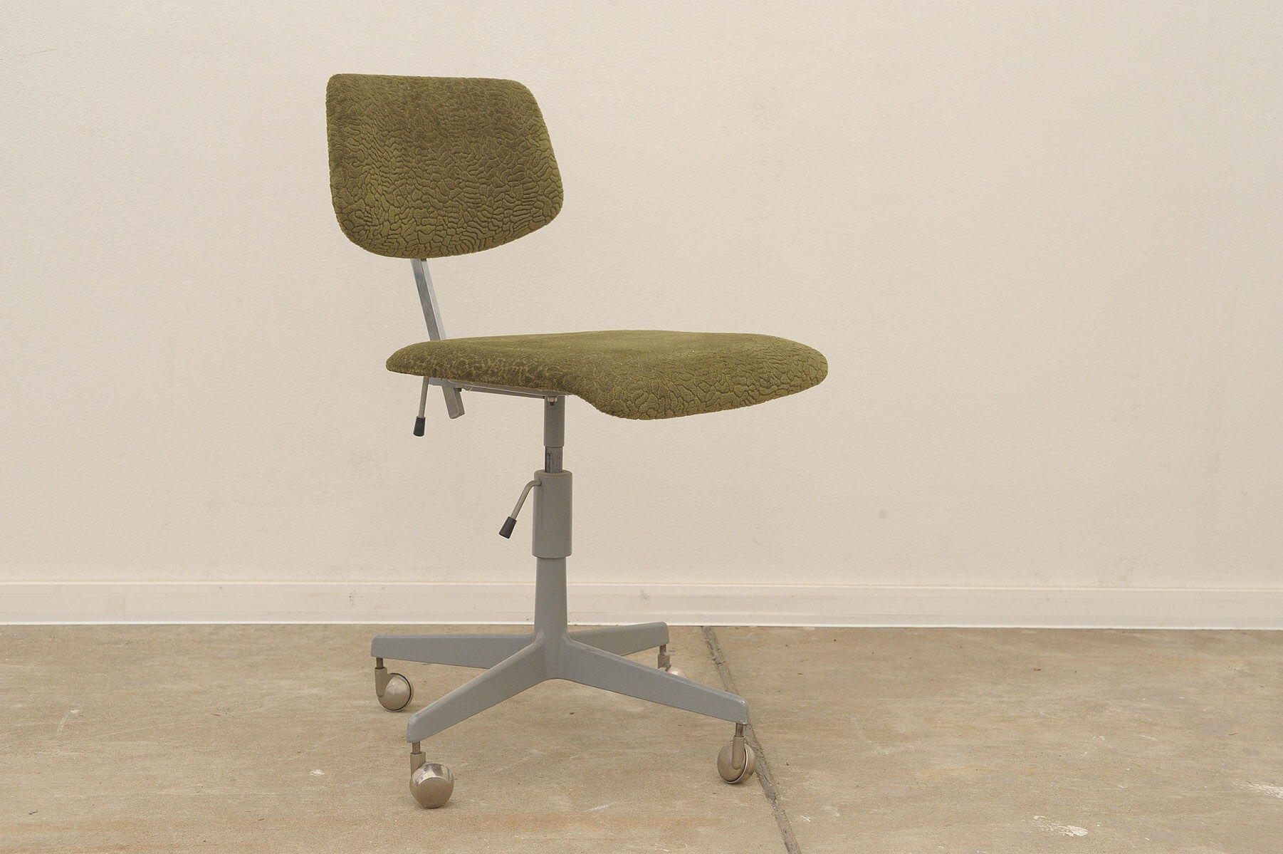 Midcentury Industrial swivel work desk chair by Kovona, 1950´s