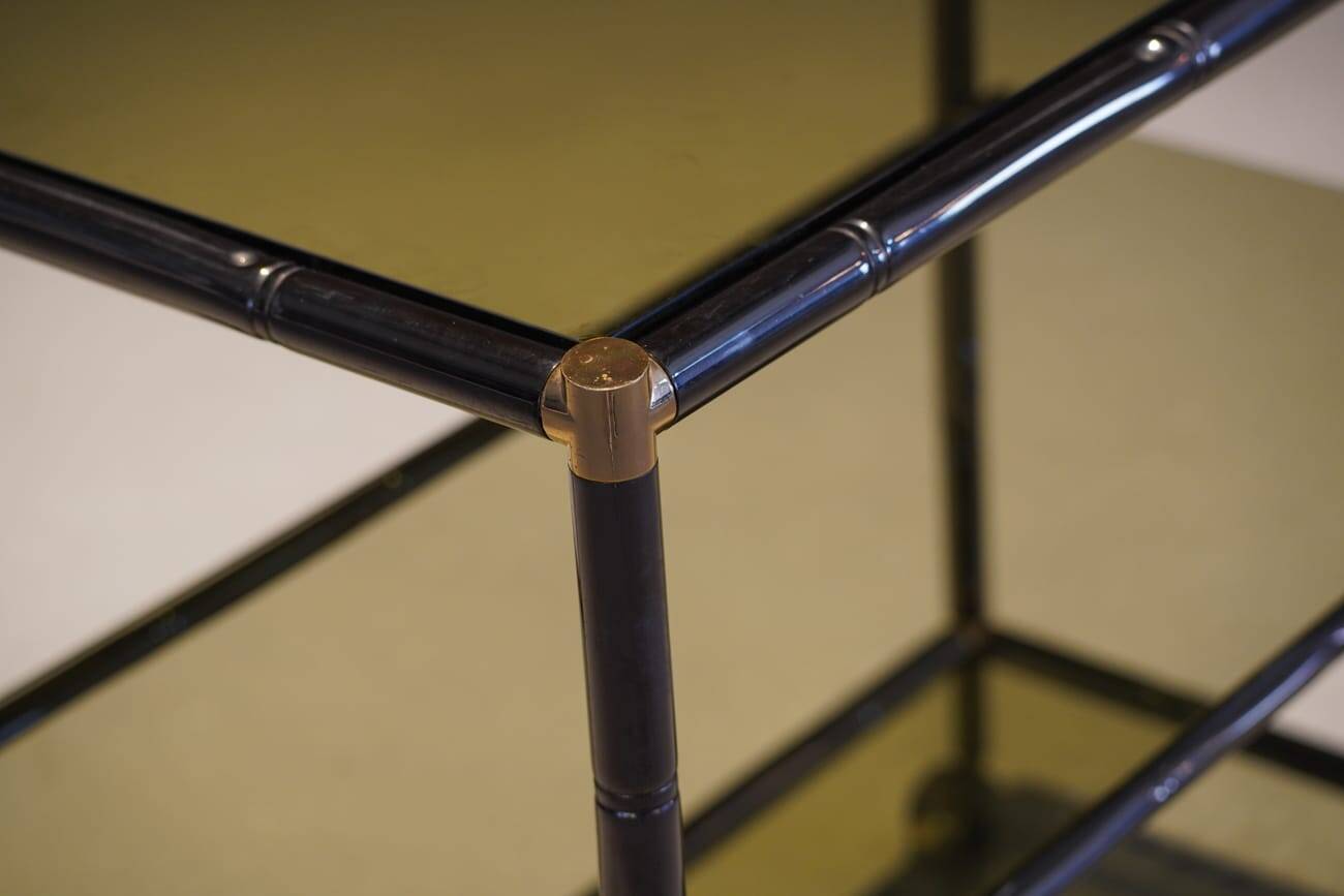 Chariot de bar en laiton vintage et verre fumé à trois niveaux en faux bambou, Italie années 1970