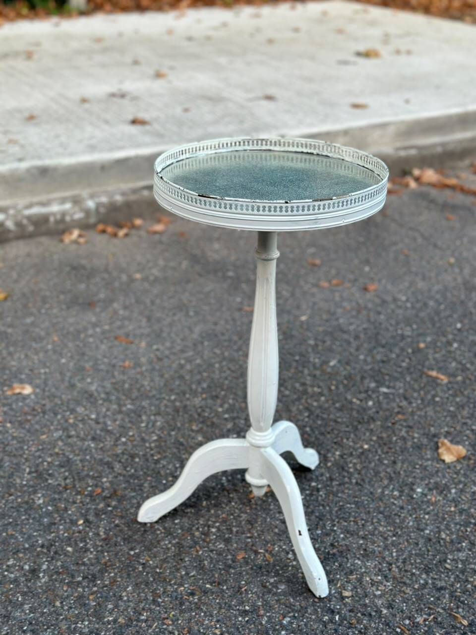 White tripod gueridon in Louis XVI style with a mirrored top, 1970.