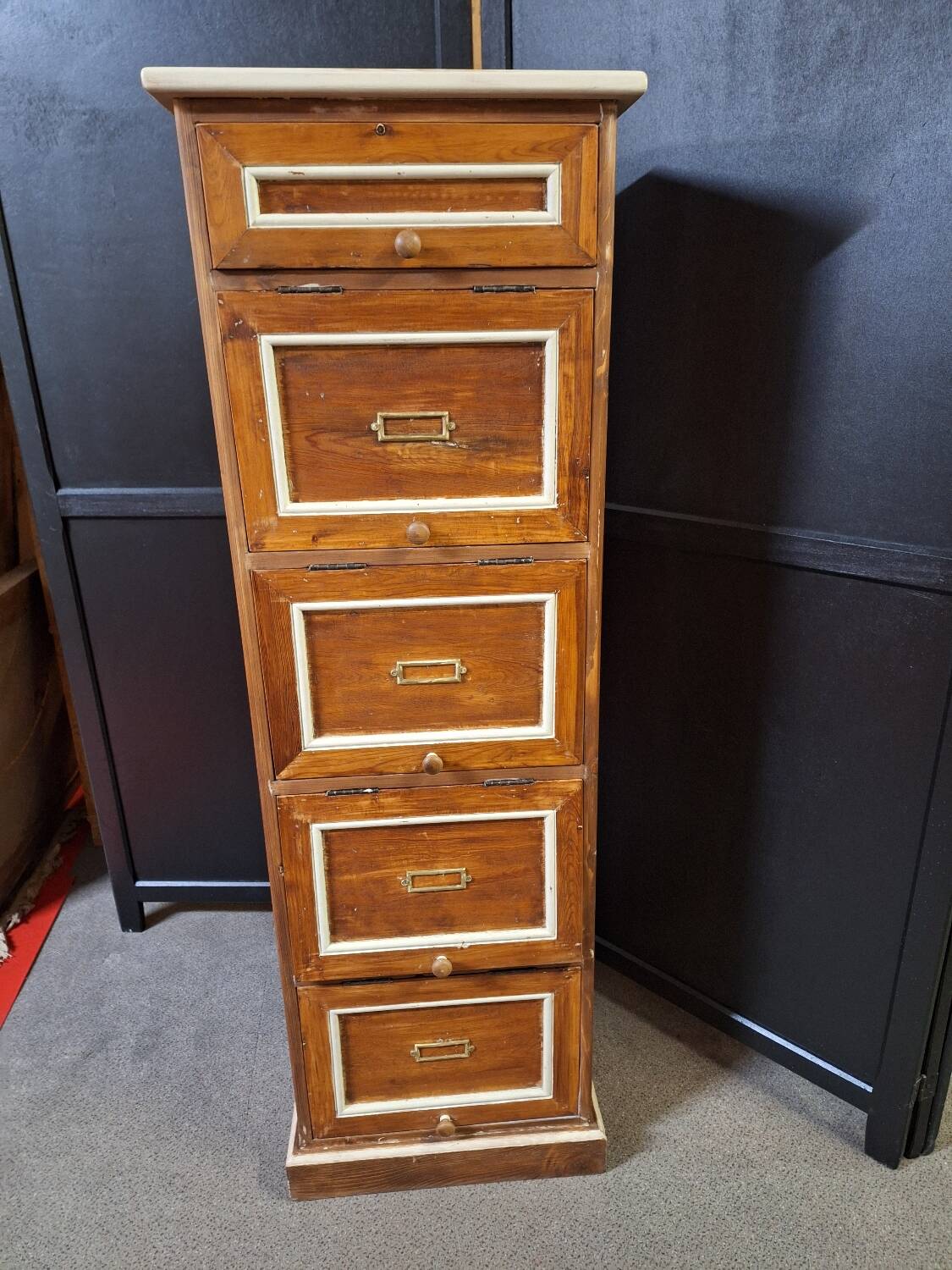 Wooden workshop cabinet with flaps