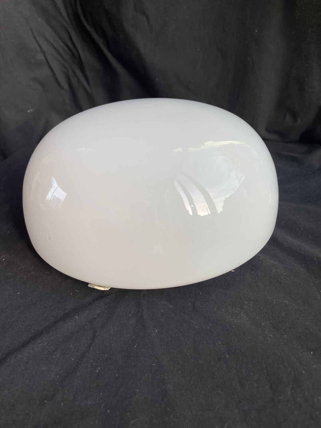 Vintage opaline ceiling light, in very good condition