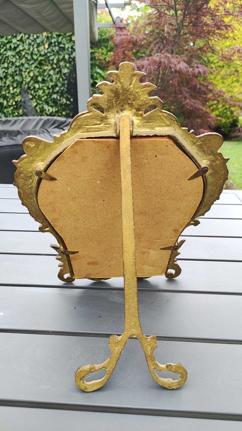 Victorian style table mirror. Decor Rinceaux, curved foot. In bronze patina old gold. 27 x 20 cm