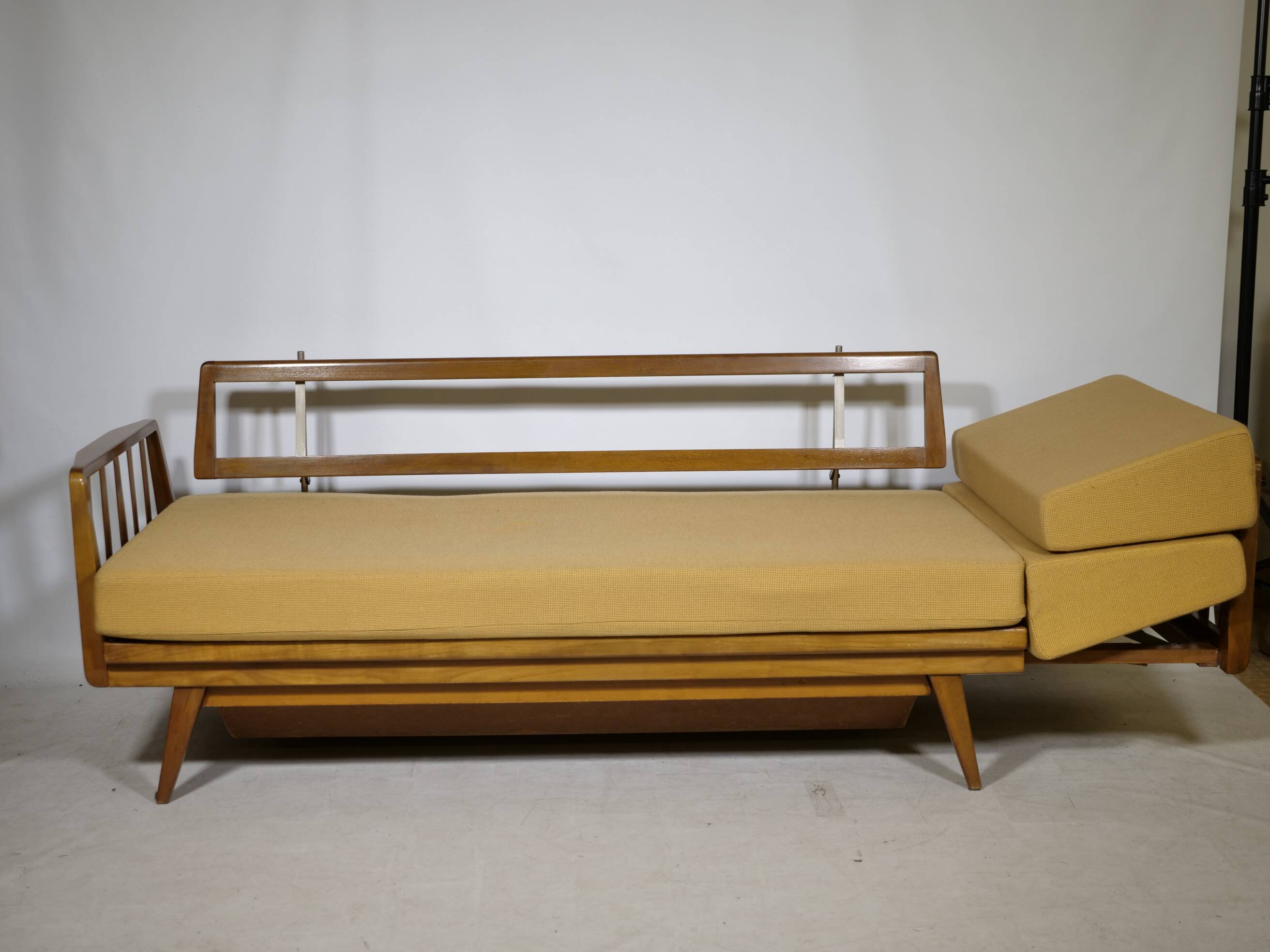 Lit de jour de style mid-century en bois de cerisier par Walter Knoll pour Knoll Antimott, années 1960.