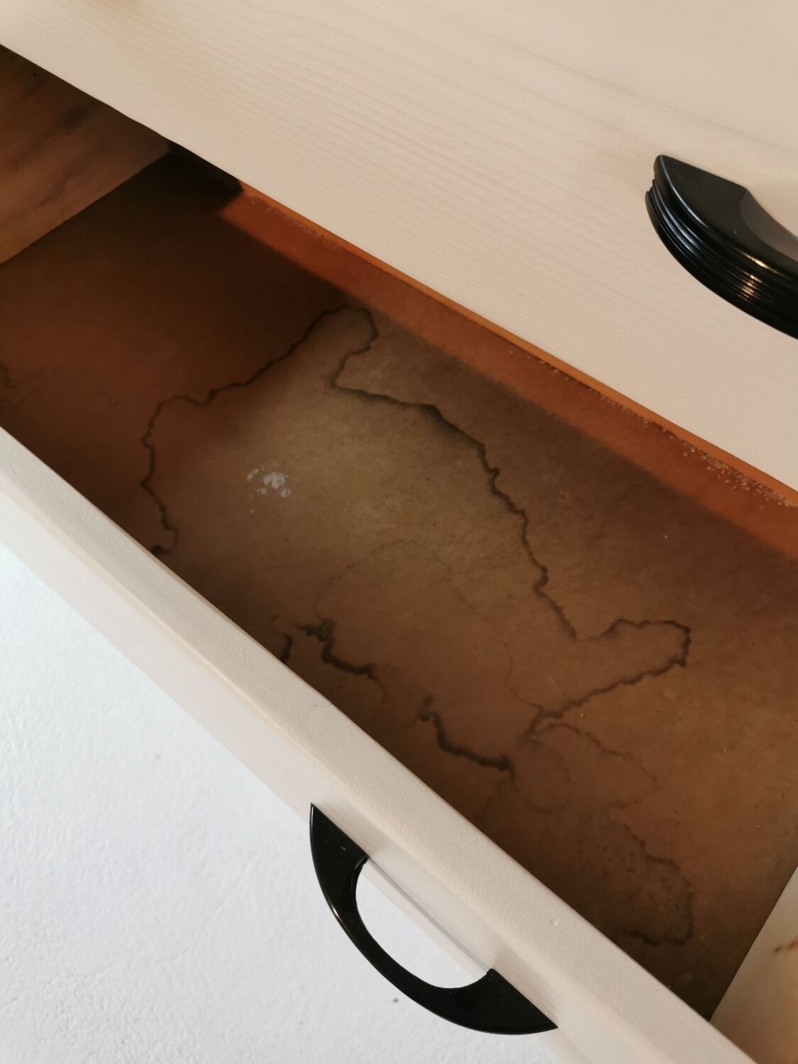 White chest of drawers