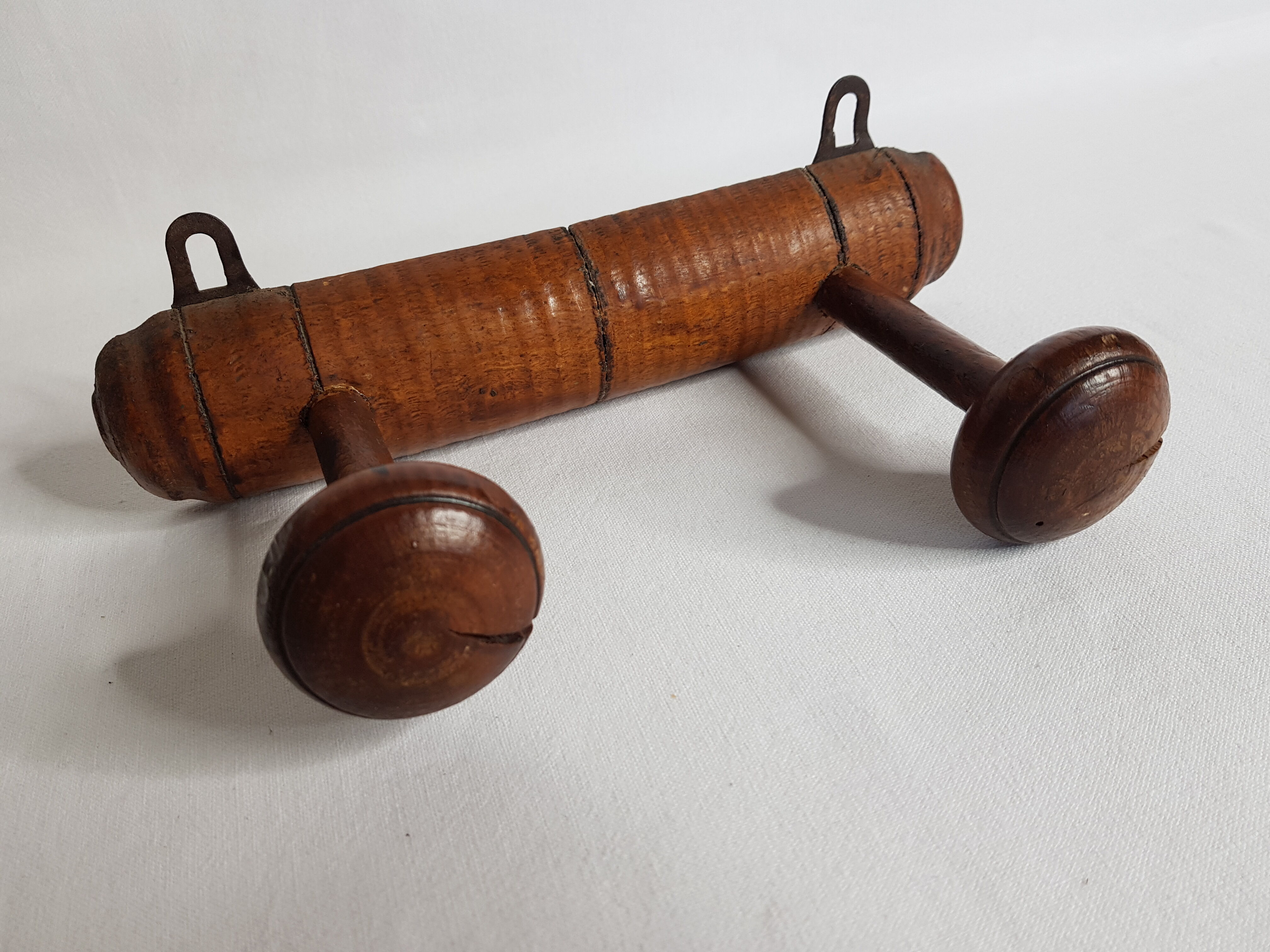 Old wooden wall coats door turned two bamboo imitation patères