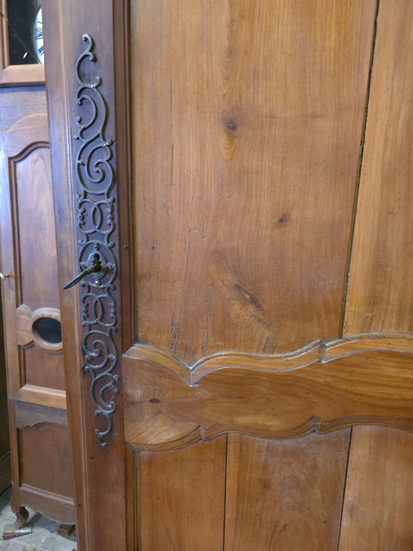 Armoire Bonnetière en noyer 18 eme