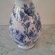 Vase bleu orné bleu et blanc