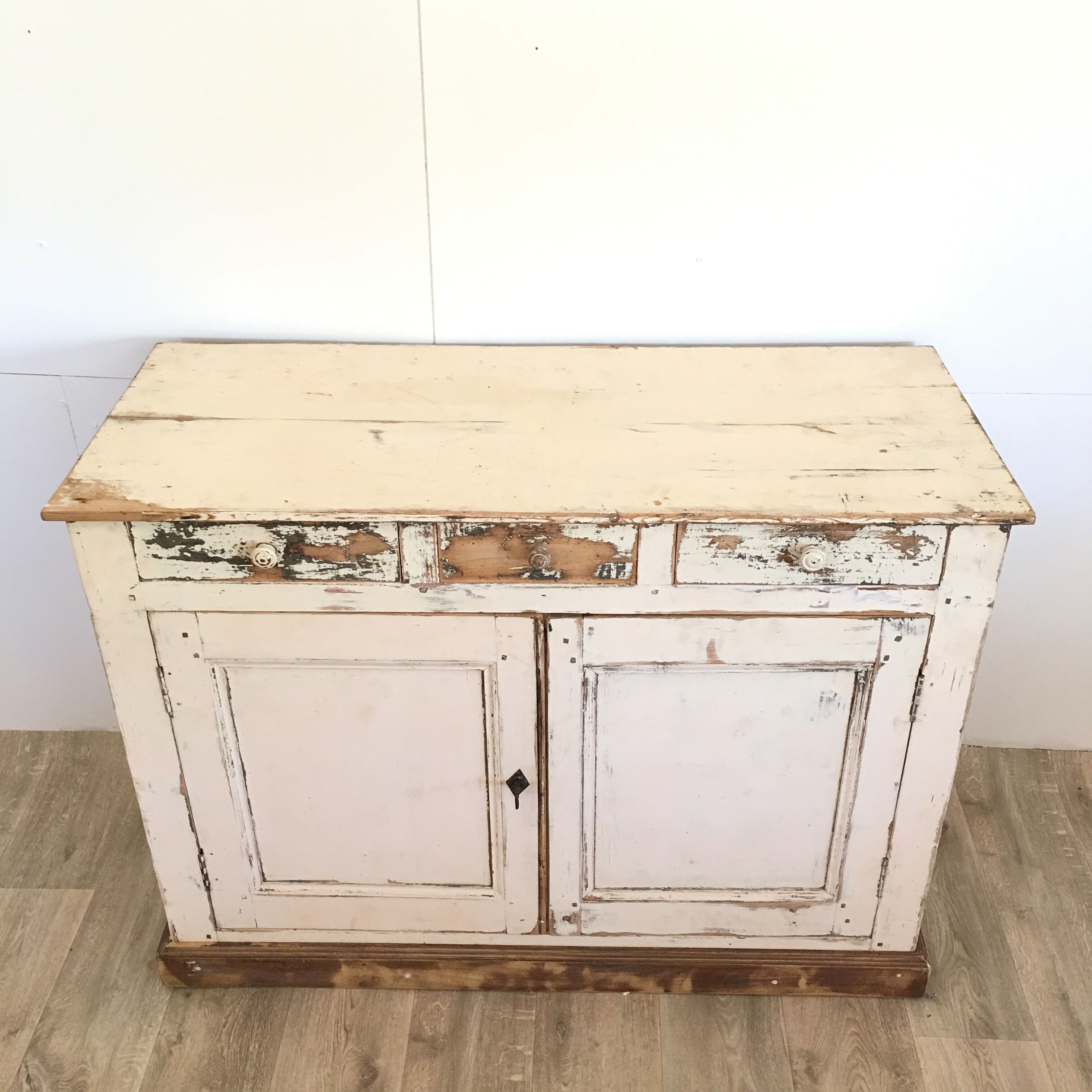 Old patina buffet cream