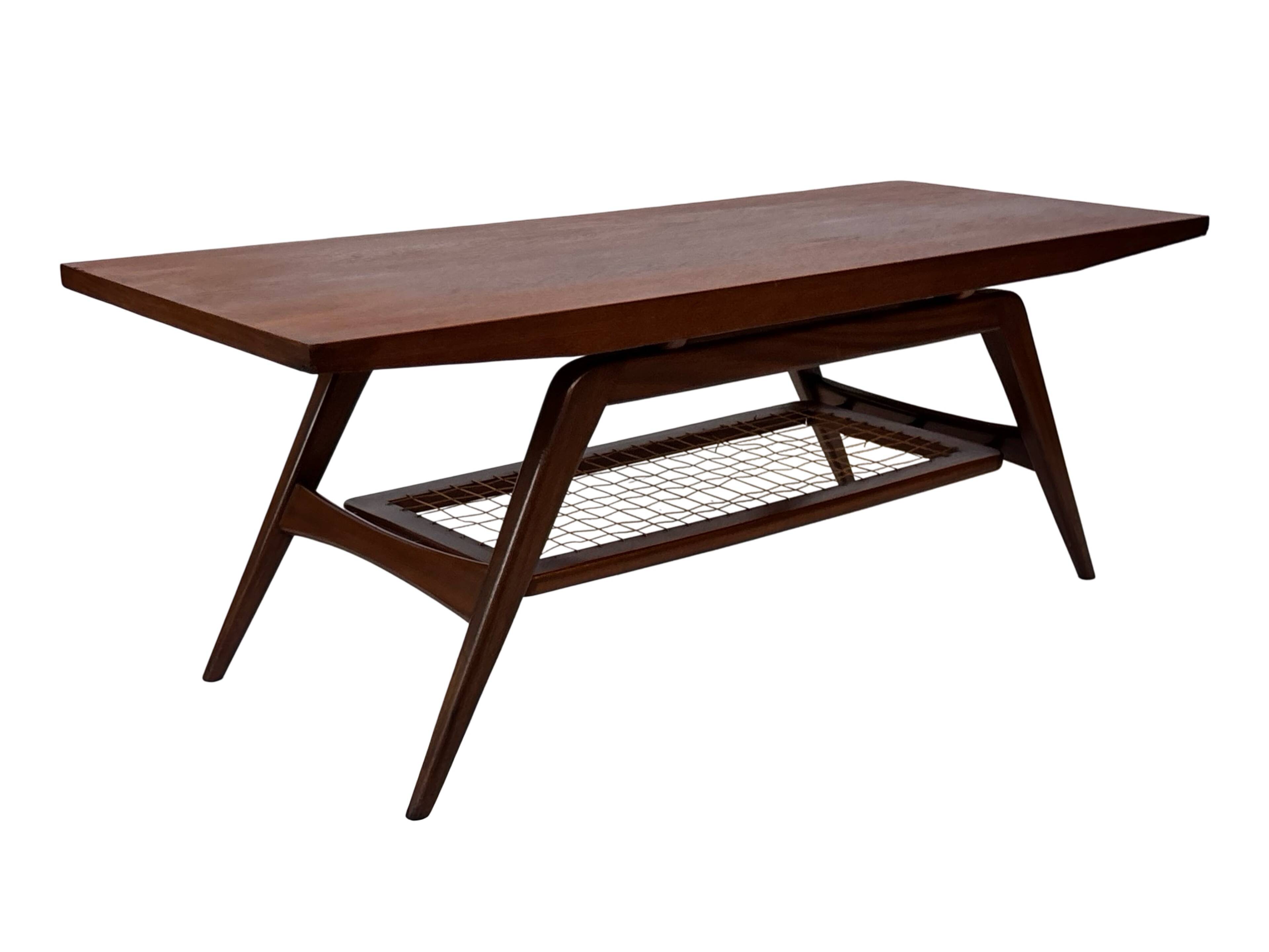 Table basse en teck dans le style de Louis van Teeffelen, années 1960