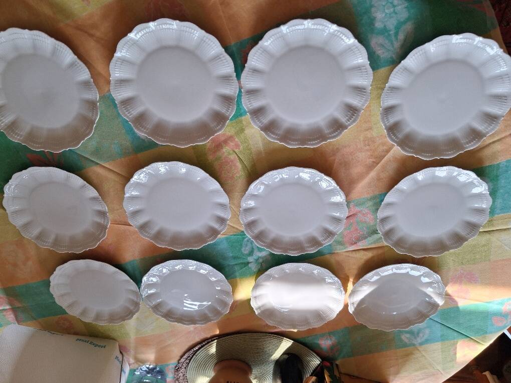 12 dessert plates in Limoges porcelain by Maison Giraud