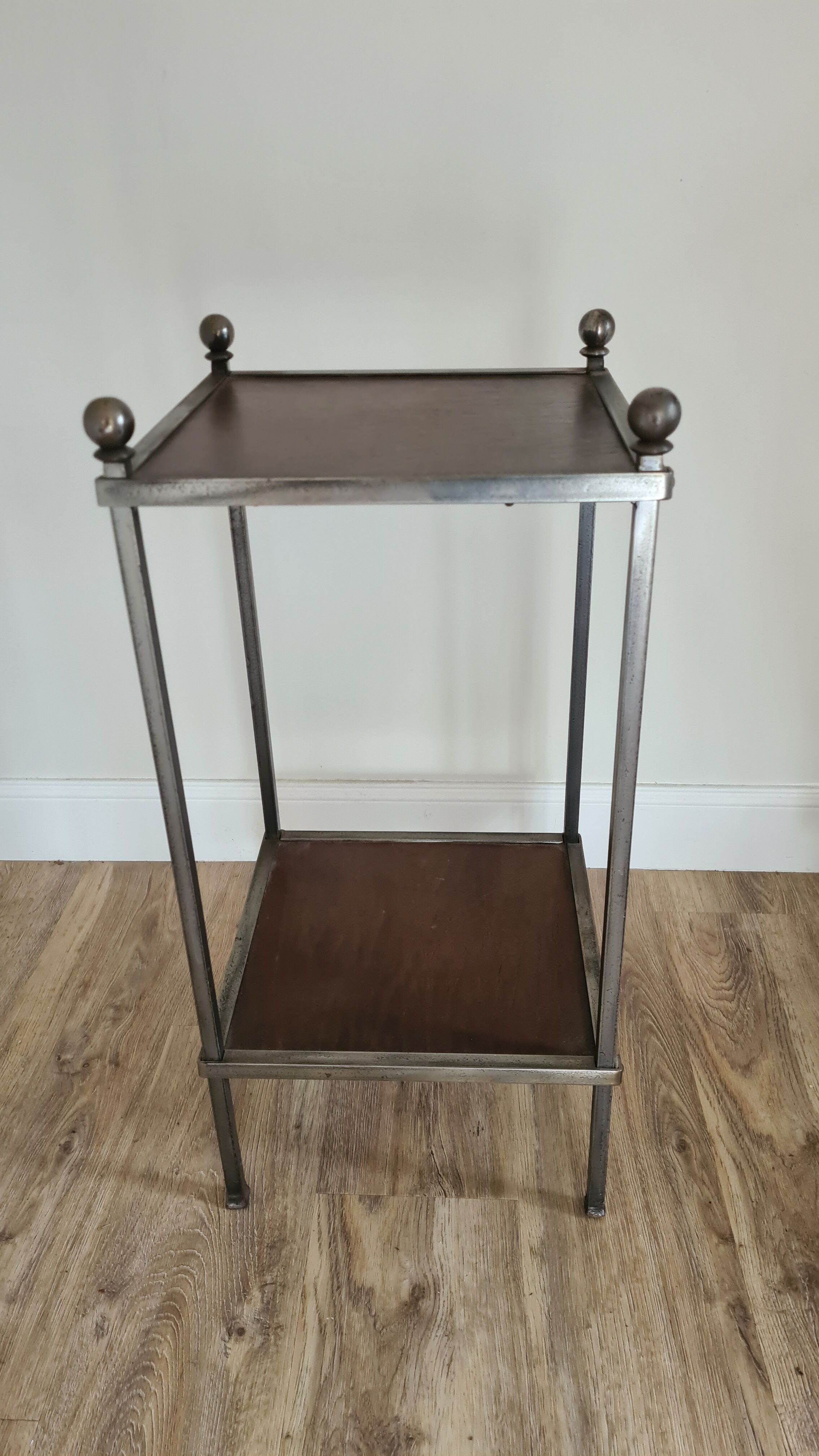 Pedestal table in leather and metal